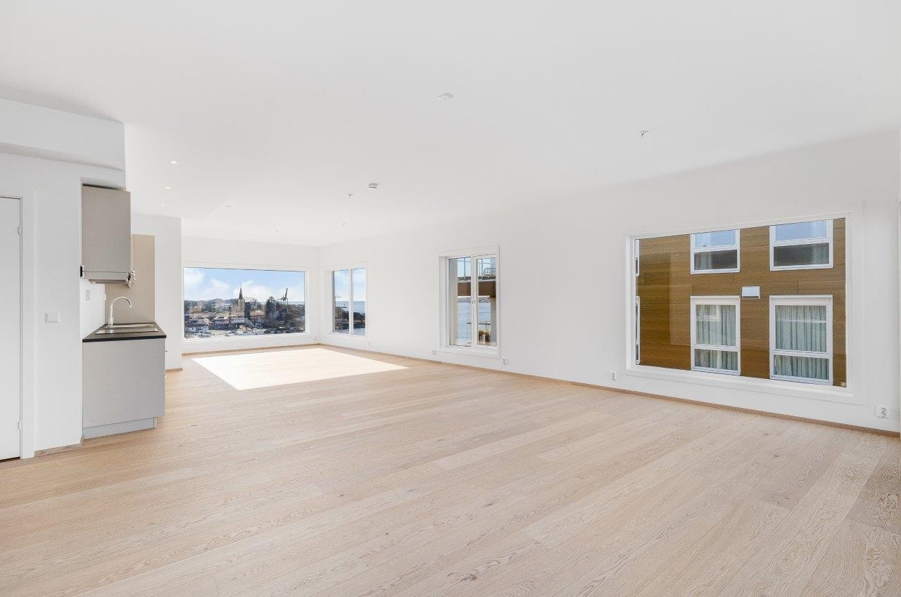 Store vindusflater gir godt med dagslys Galleribilde