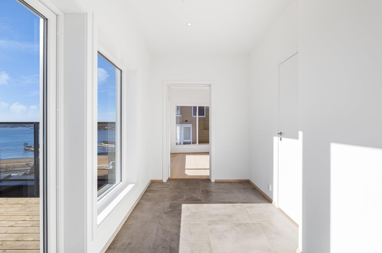 Flislagt entrè/gang med utgang til stor takterrasse på over 57 kvm til venstre - Gjeste wc til høyre Galleribilde