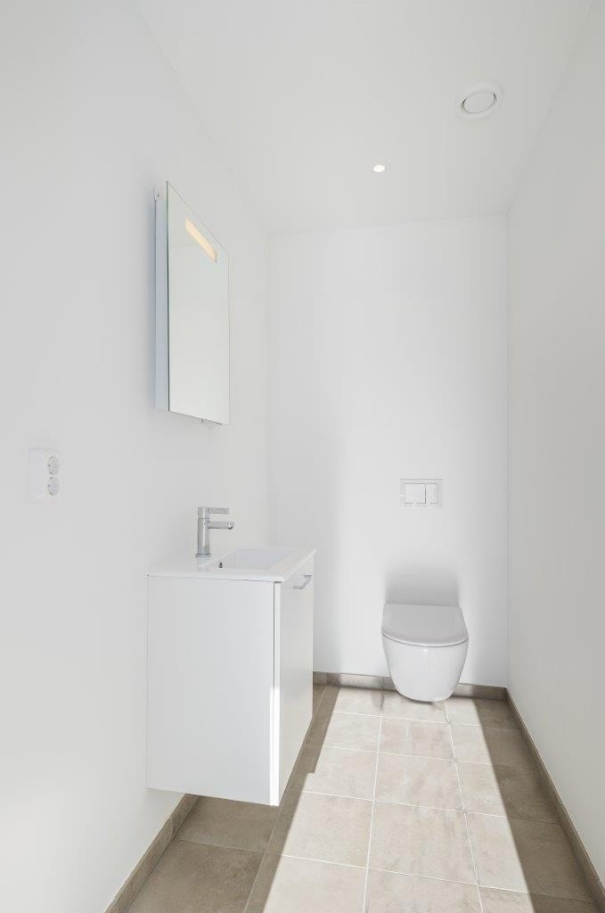 Separat gjeste-wc med servant i innredning Galleribilde