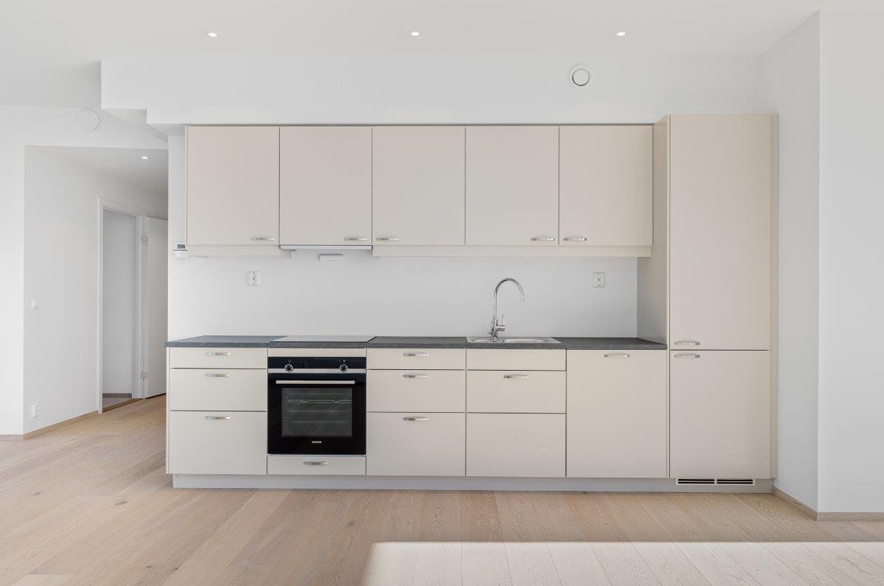 Innholdsrikt "Drømmekjøkken" med integrerte Siemens hvitevarer og takhøye skap Galleribilde