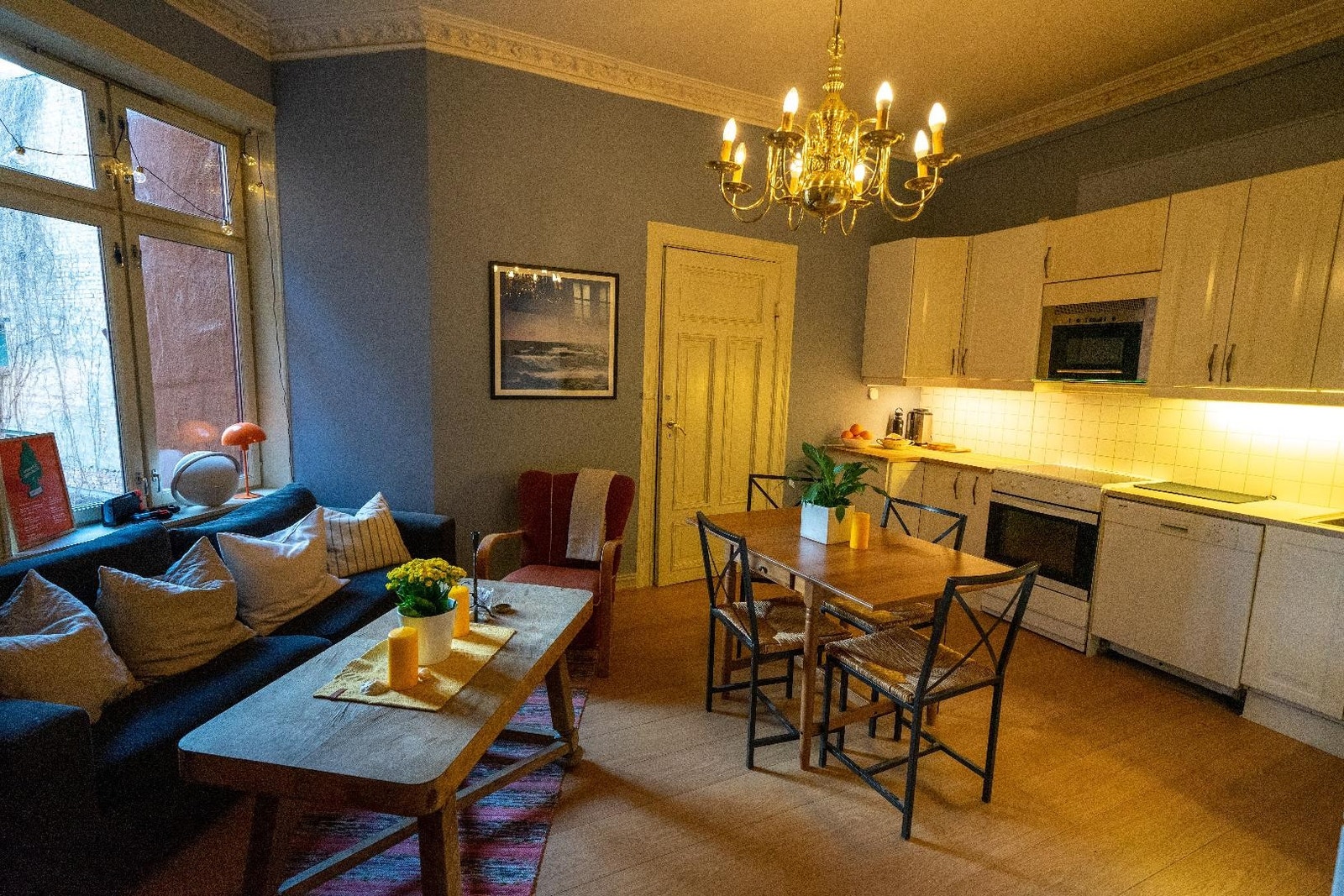 Kjøkkenet er nytt fra februar 2024 med en diger lysekrone i messing i taket. Galleribilde