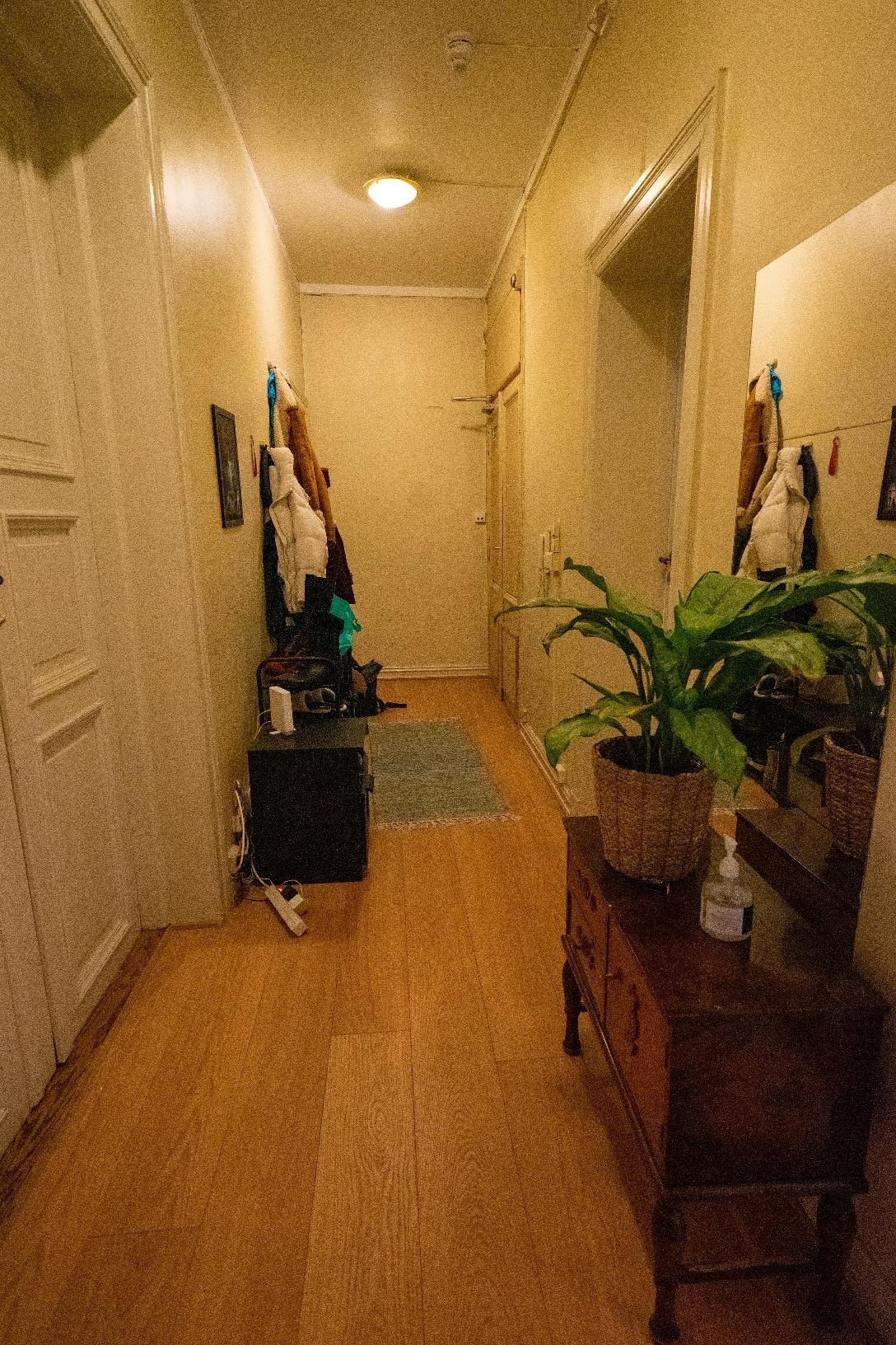 Gangen har en stavs ny eikeparkett. Den er lagt i desember 2023 Galleribilde