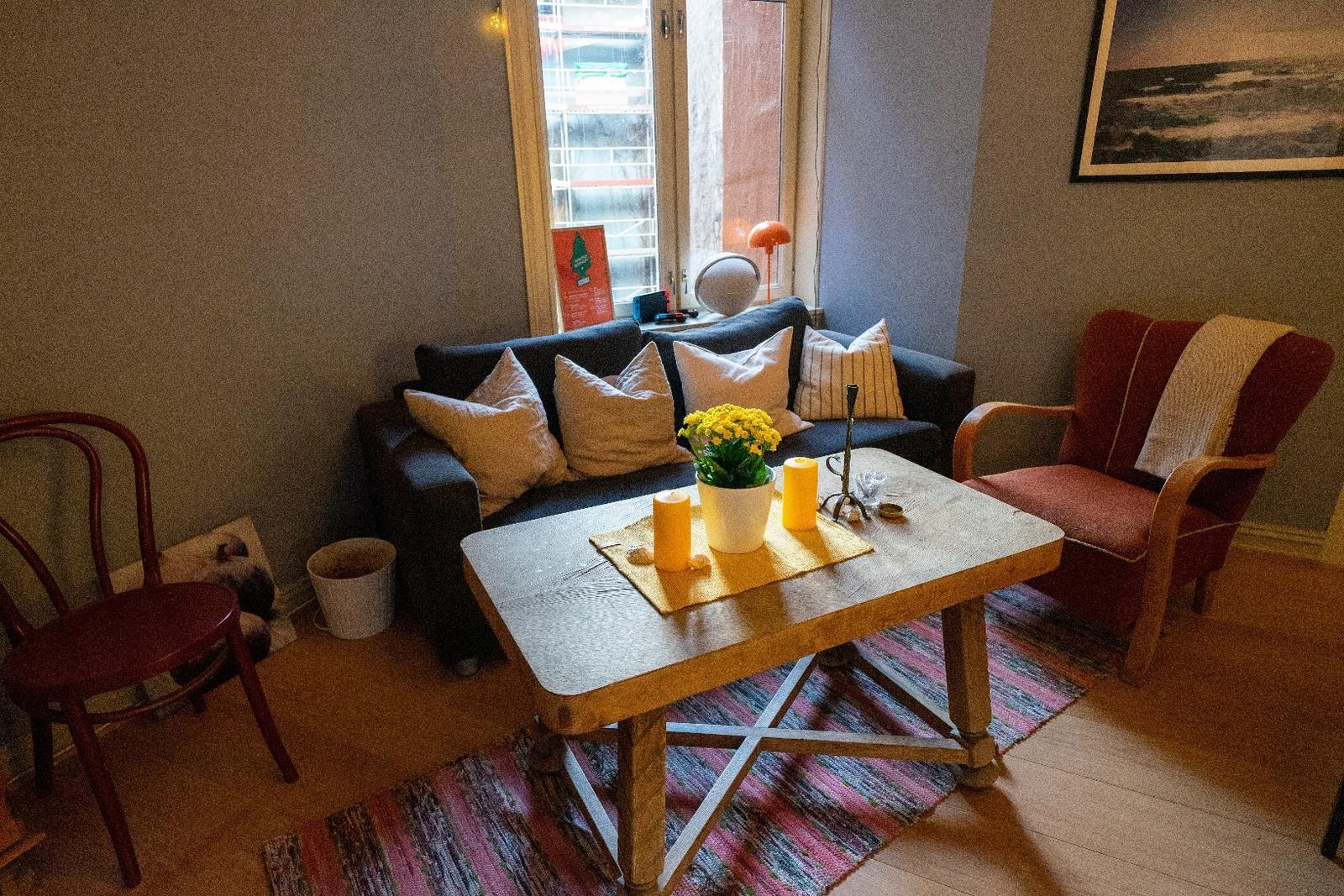 kjøkkenet på nesten 30 kvm er fellesrom med sofa og tv for bl a tv-spill. Galleribilde