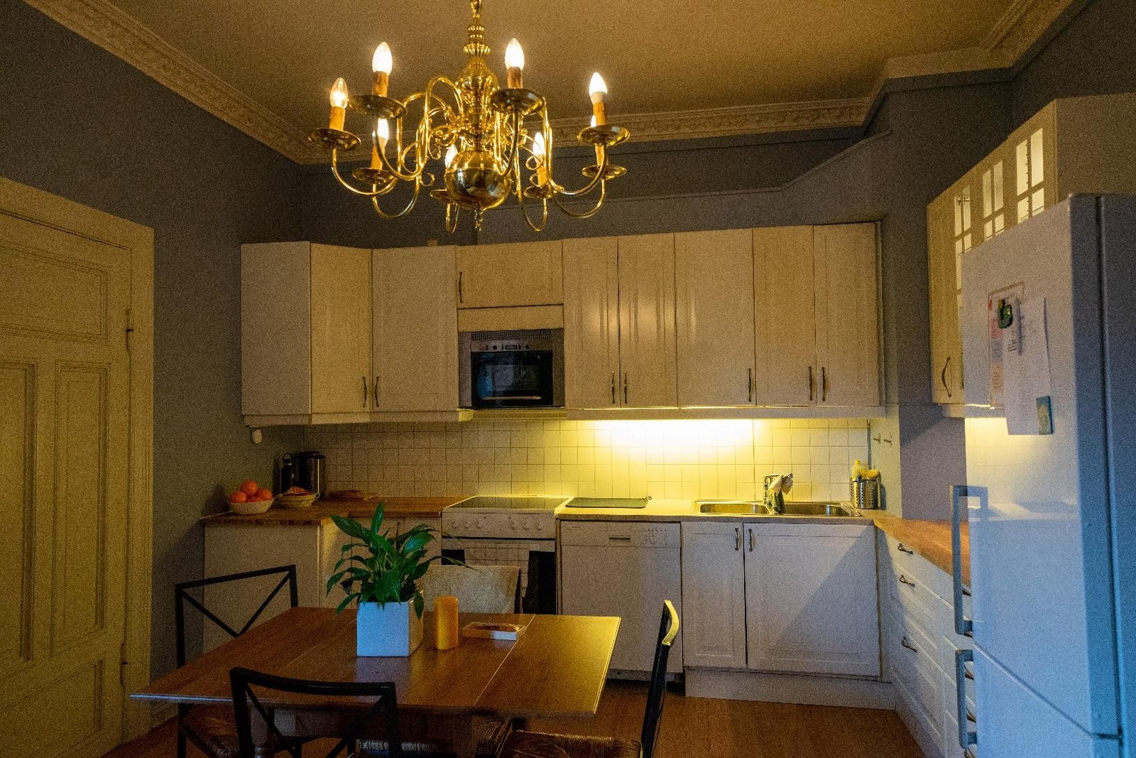 kjøkkenet har komfyr mikrobølgeovn, avtrekksvifte og oppvaskmaskin for kopper. Pluss rikelig med skapplass og store, romslige skuffer Galleribilde