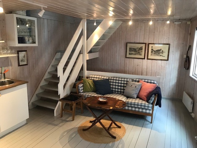 Stue m/trapp opp til loftsetasje Galleribilde