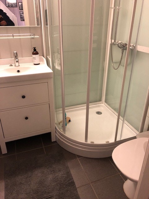 Bad m/dusj, toalett og servantinnredning Galleribilde