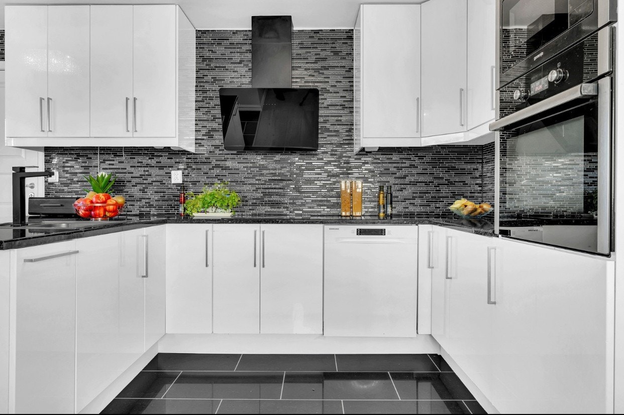 Stort kjøkken med oppvaskmaskin Galleribilde