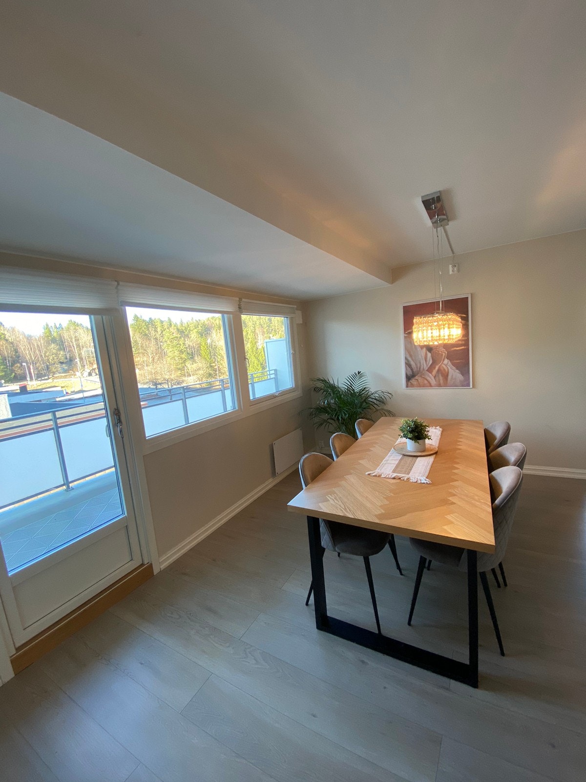 Stort spisestua ved kjøkkenet Galleribilde