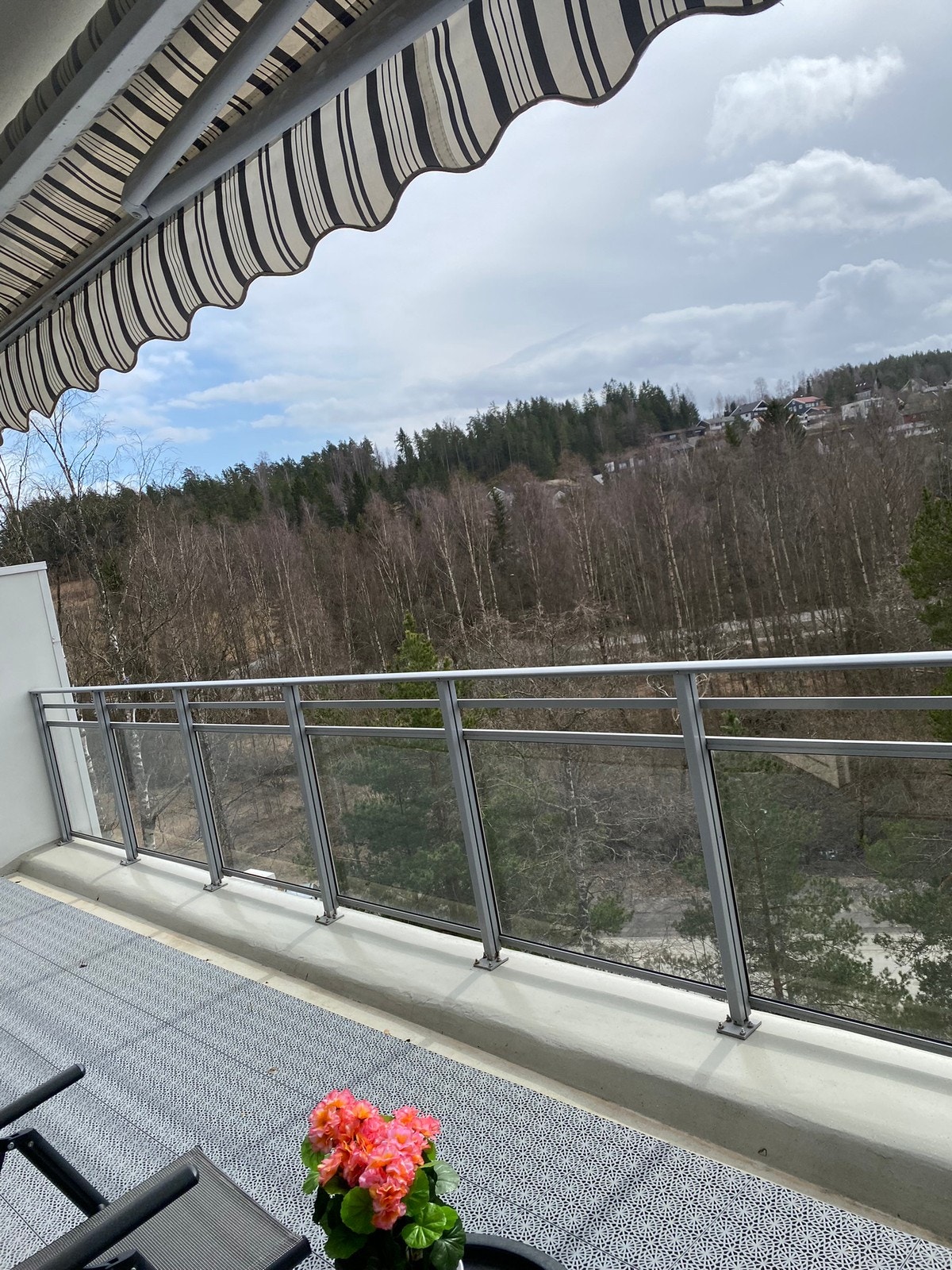 Det e balkong på begge sider av leiligheten Galleribilde