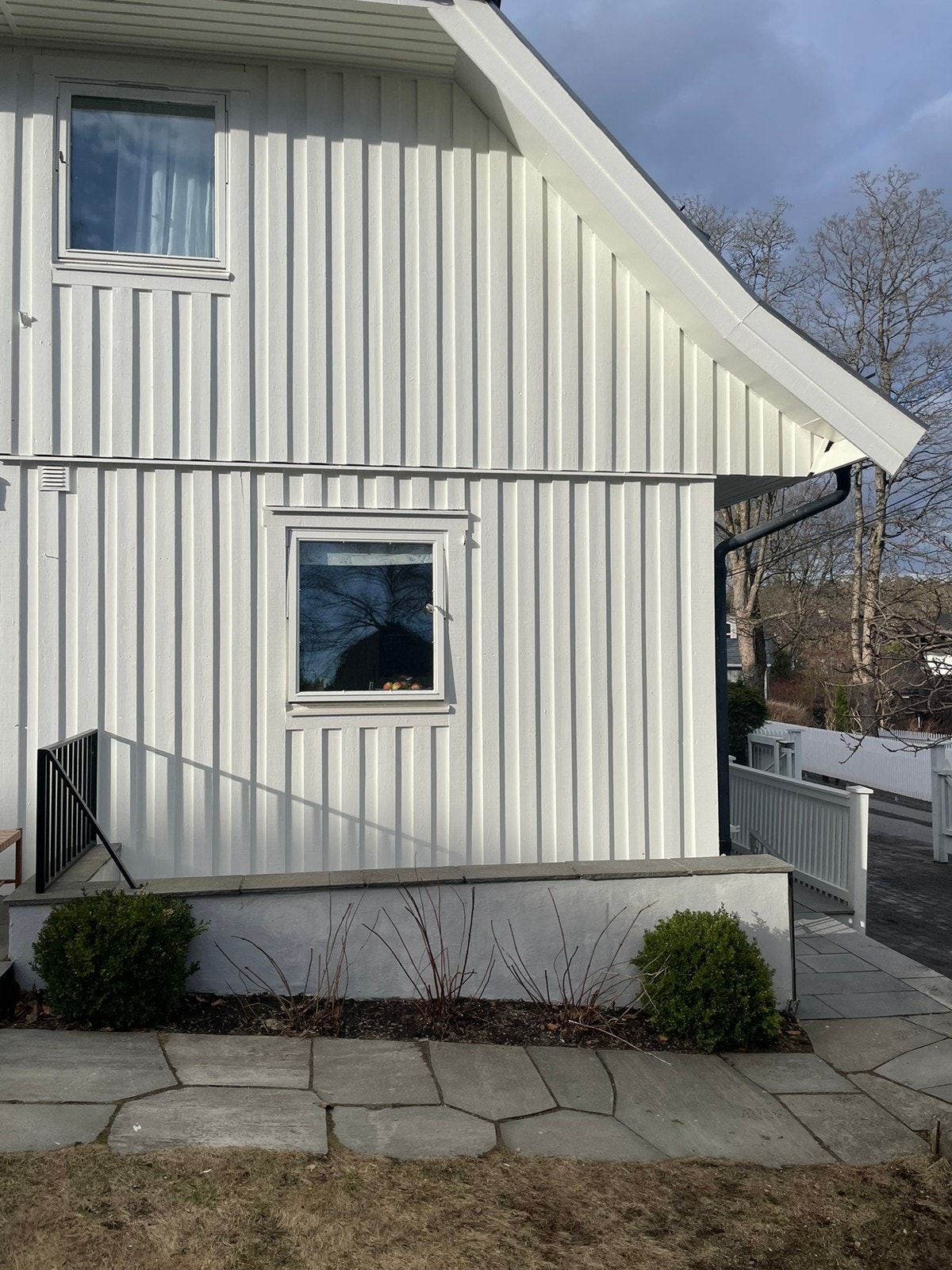 Inngangsparti , trapp ned til leiligheten Galleribilde