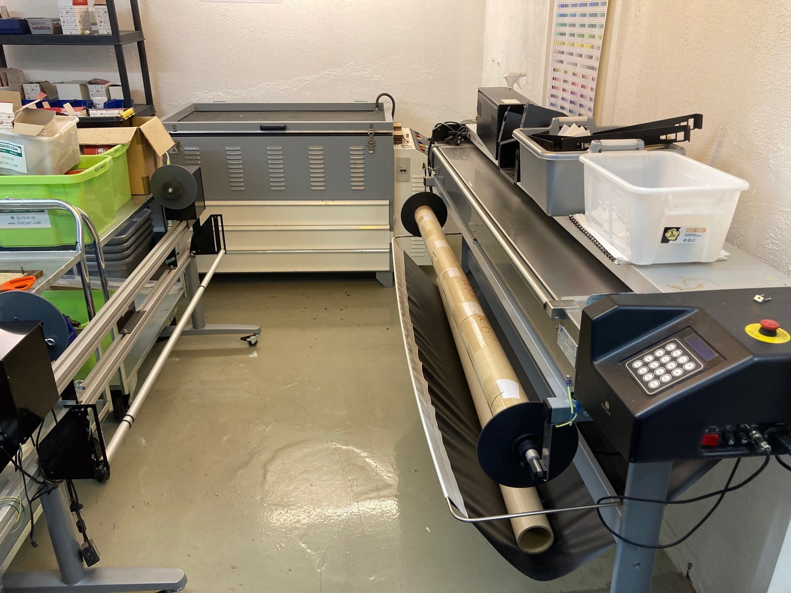 Belysning/ tørker silketrykkrammer + Fotoba skjæremaskin Galleribilde