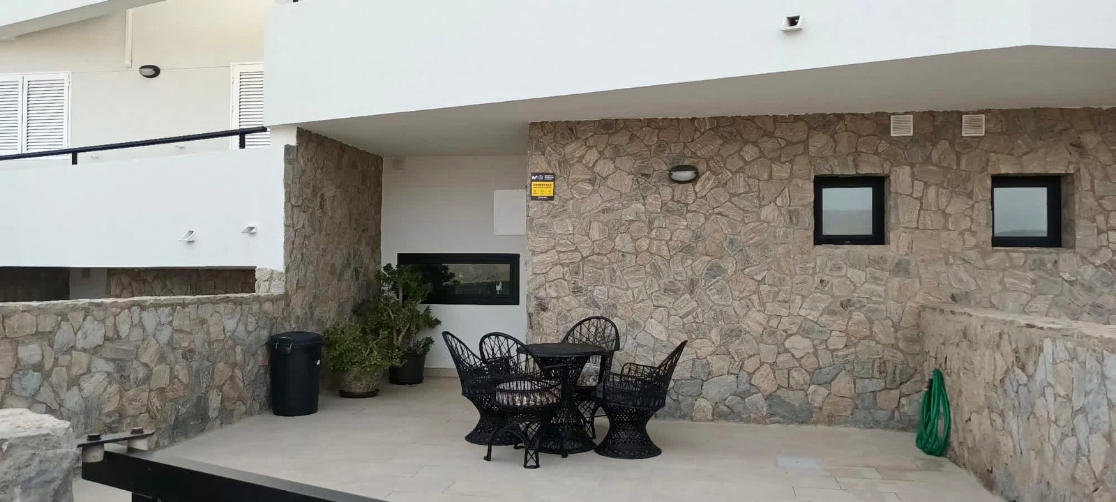 Inngang med terrasse og innkjørsel med plass til bil. Galleribilde