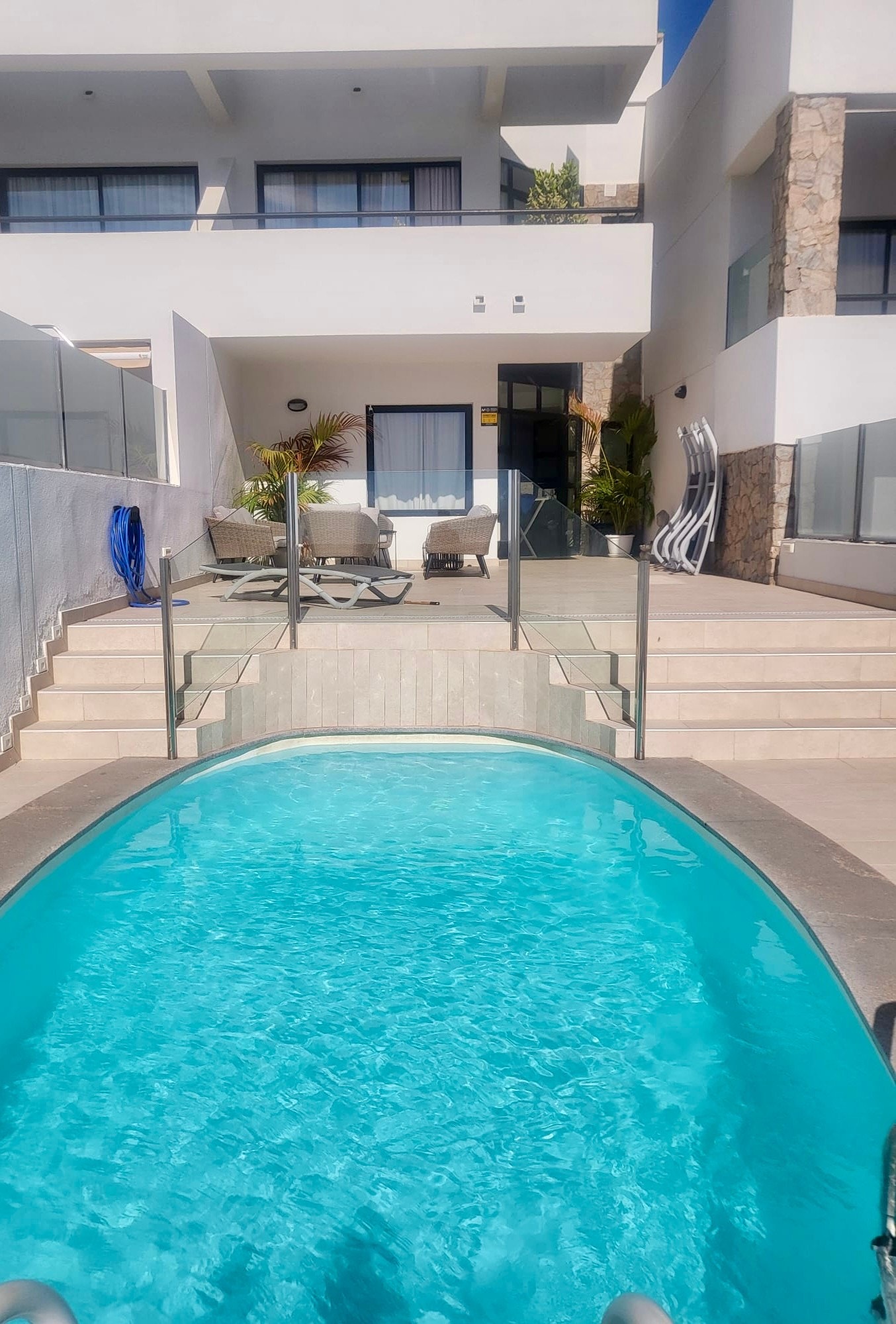 Terrasse med havutsikt og oppvarmet basseng Galleribilde