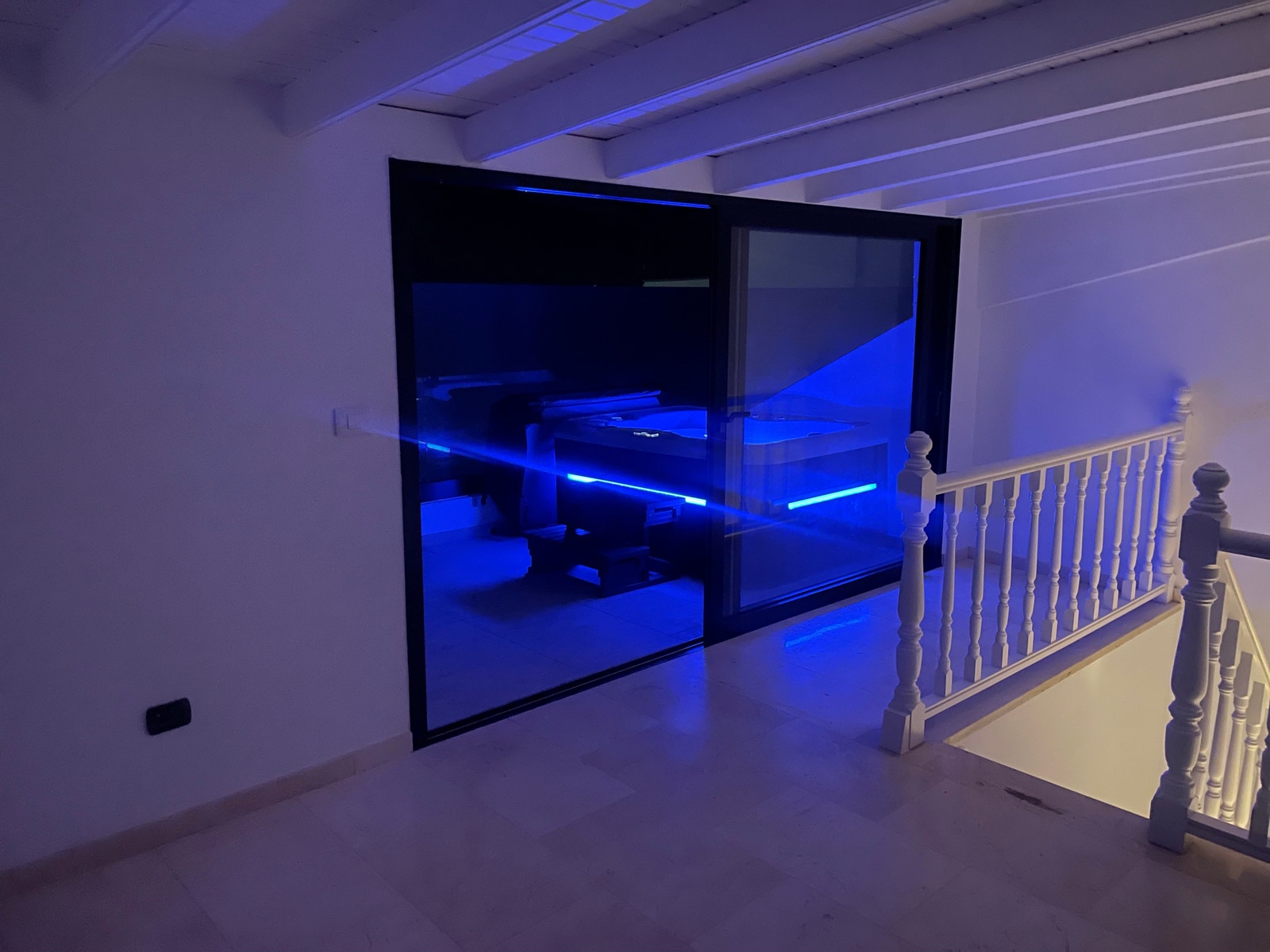 Flere typer belysning og musikk kobling i spa/boblebad med mulighet for hydromassasje. (Samme etage hvor soverum 3 og 4 ligger) Galleribilde