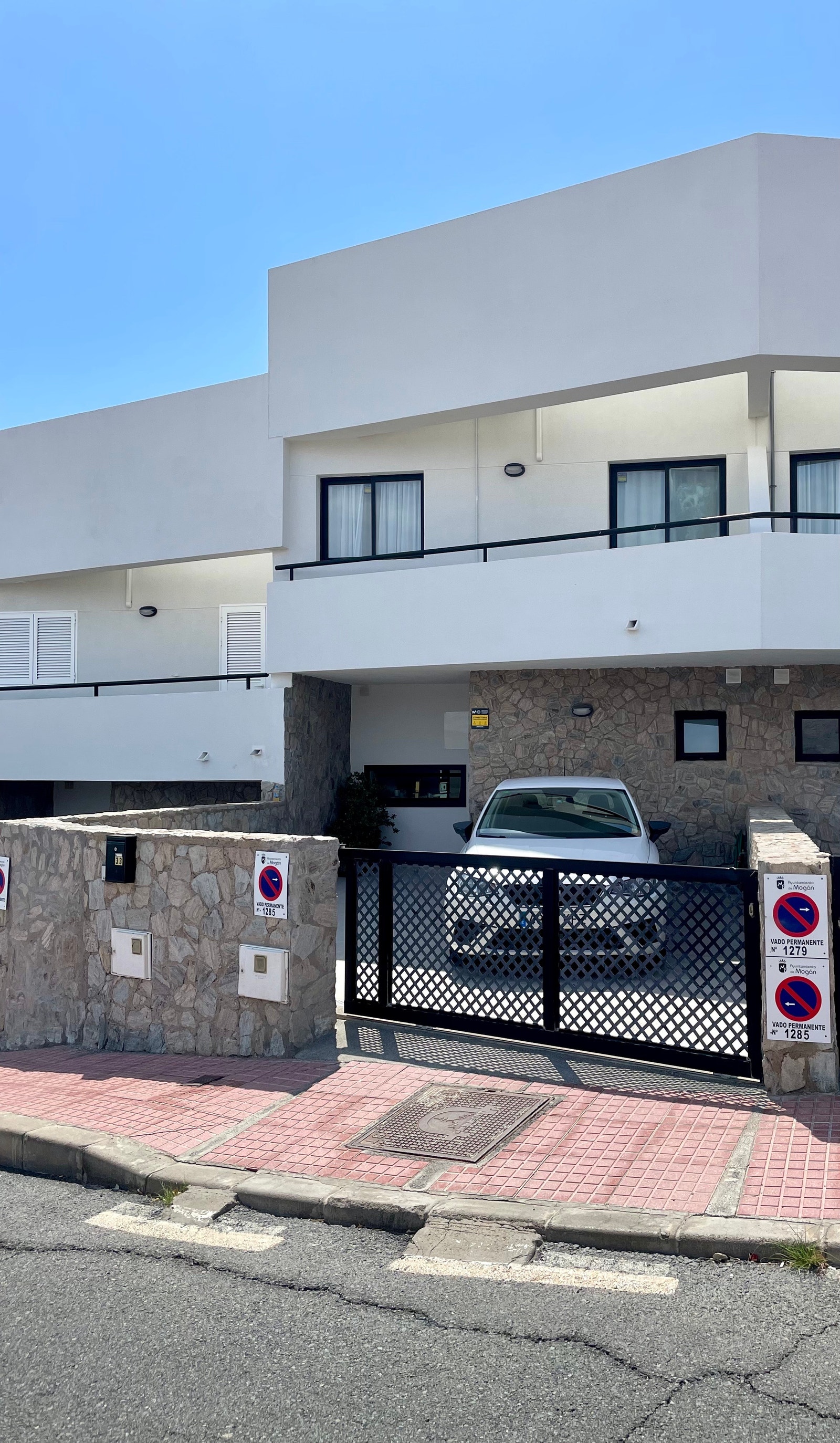 mulighet for å parkere bilen i lukket innkjørsel. Galleribilde