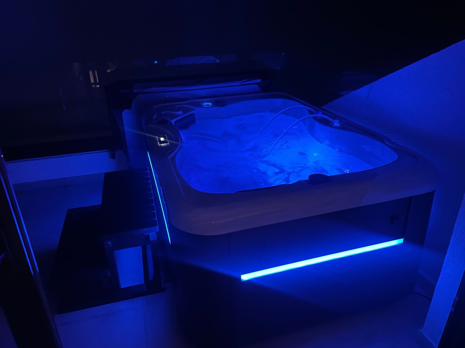 Flere typer belysning og musikk kobling i spa/boblebad med mulighet for hydromassasje. (Samme etage hvor soverum 3 og 4 ligger) Galleribilde