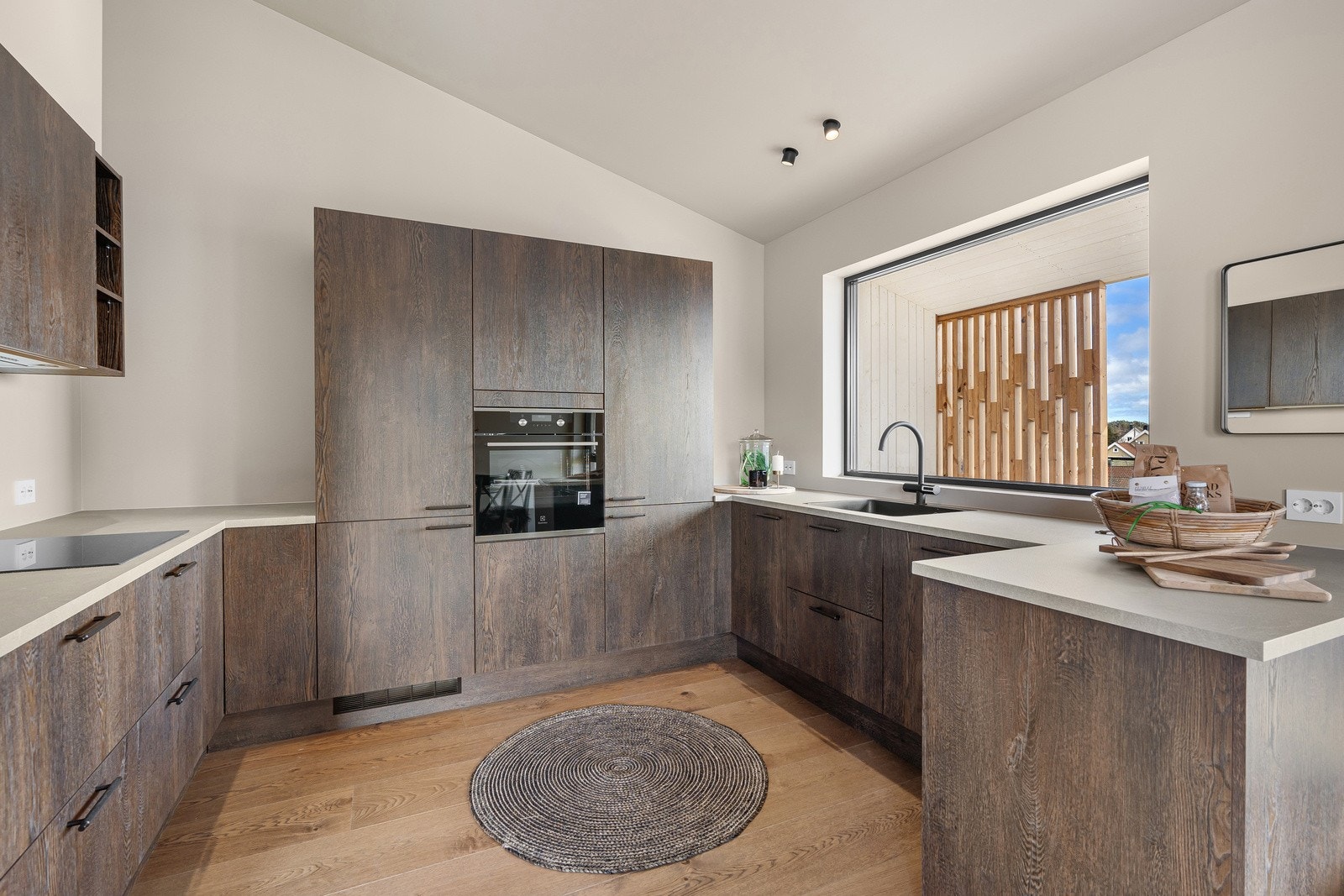 Kjøkken med mye skap- og benkeplass Galleribilde