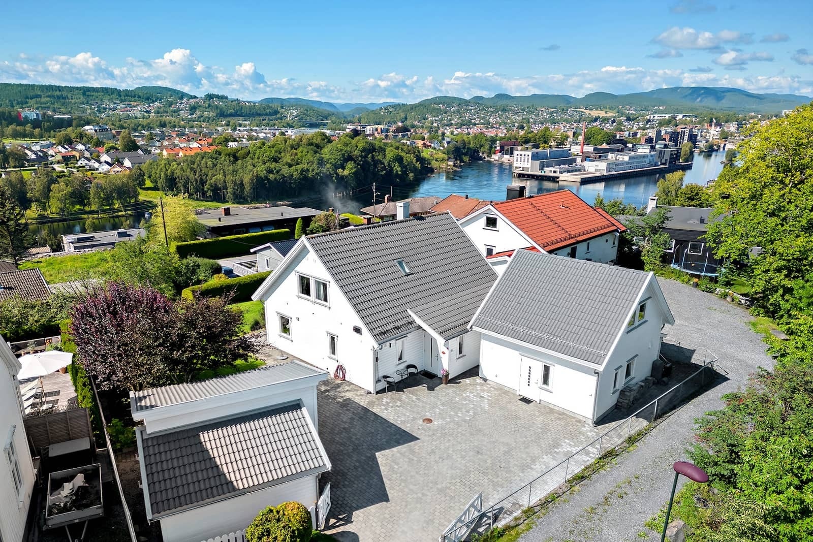 Hybel til Høyre på bilde (Hvit bygg) Galleribilde