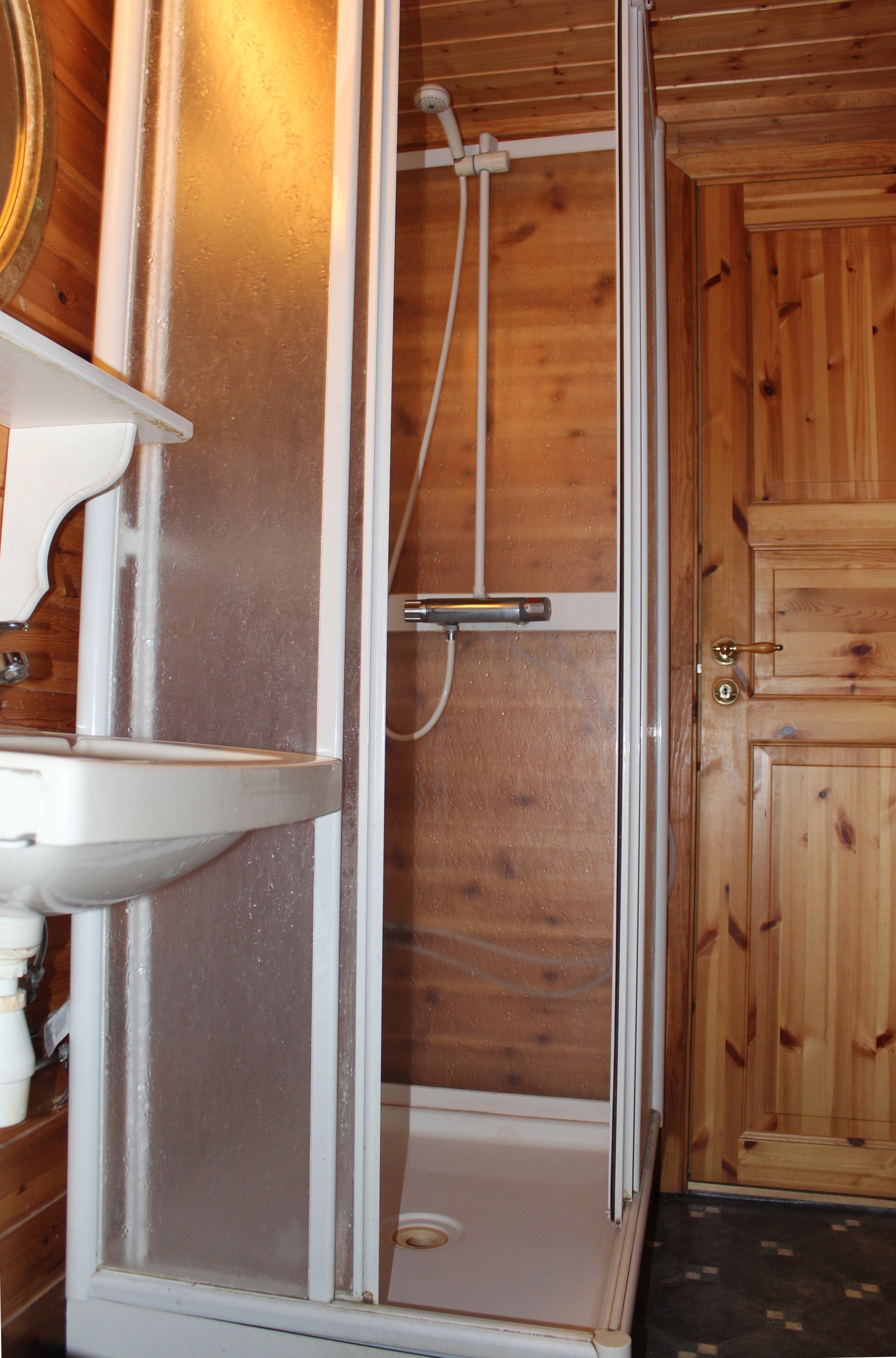 Dusj/servant/wc i hybelleilighet med opplegg for vaskemaskin. Galleribilde