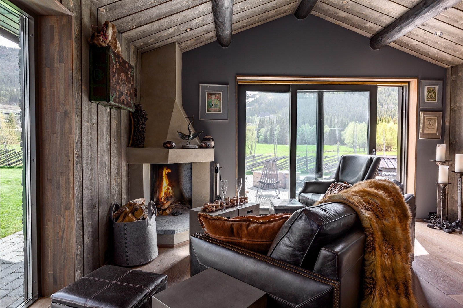 Sofagruppe foran peis i Gildehall Galleribilde