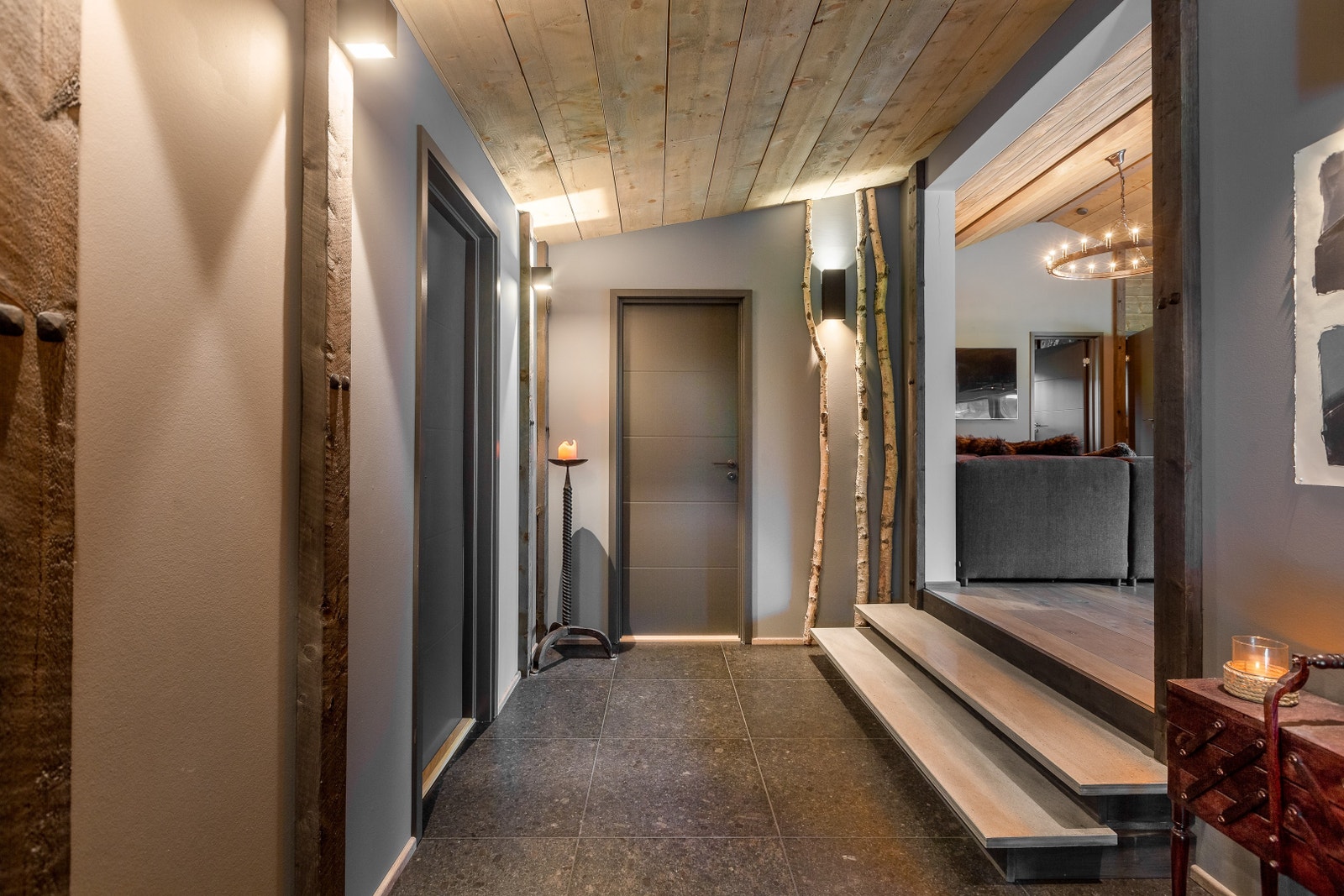 Gang fra Gildehall til loungeområde - eneste to tappetrinn i hytten Galleribilde