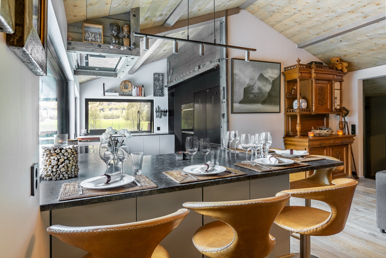 Kjøkkenøy med spiseplass Galleribilde