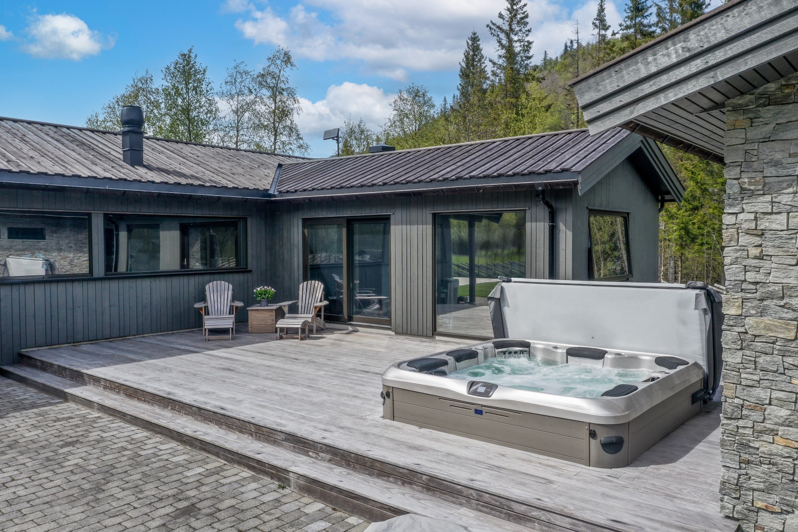 Utendørs jacuzzi direkte adkomst fra bad på 1 av 3 opparbeidete utearealer/terrasser Galleribilde