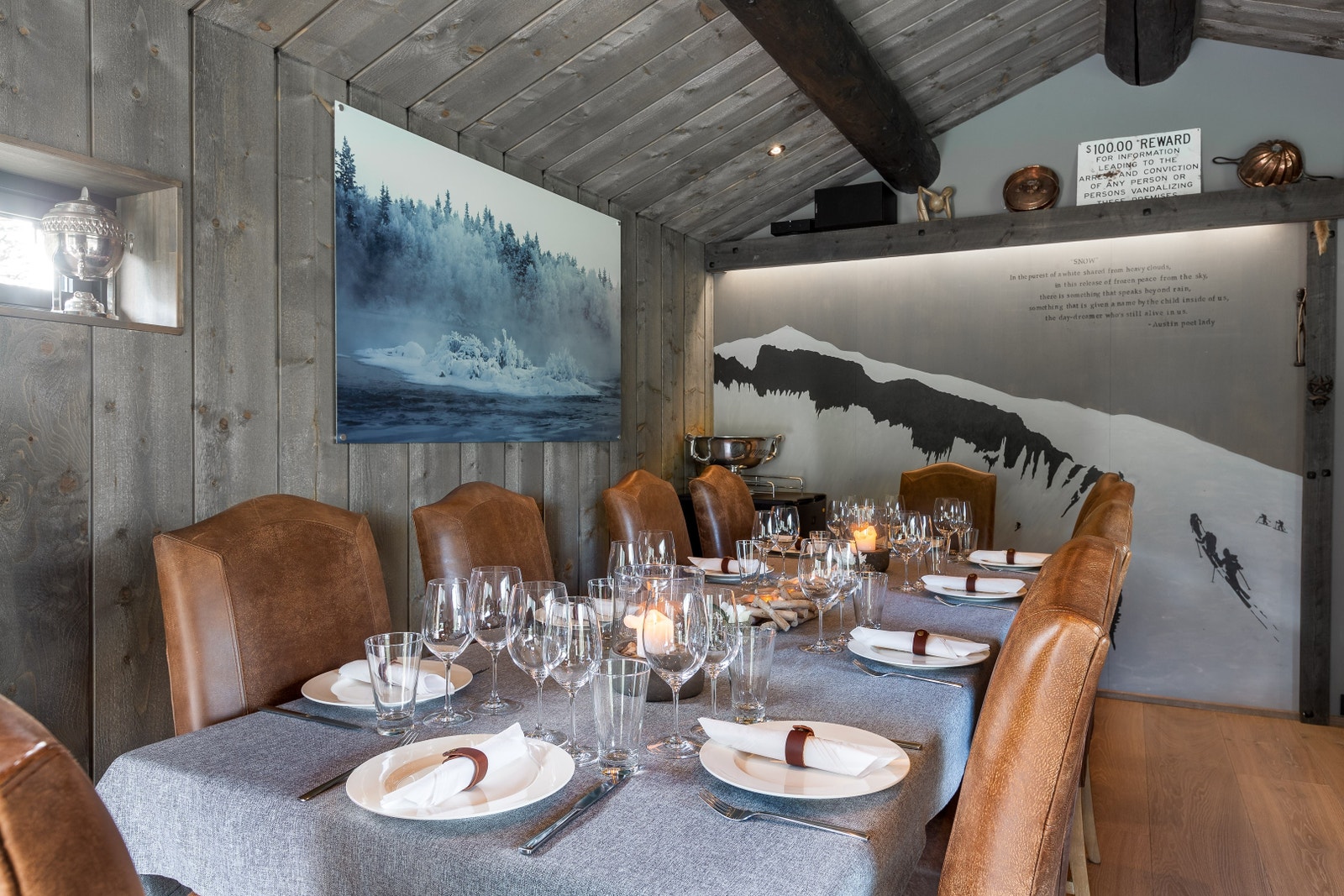 Spisebord i Gildehall med plass til 12 Galleribilde