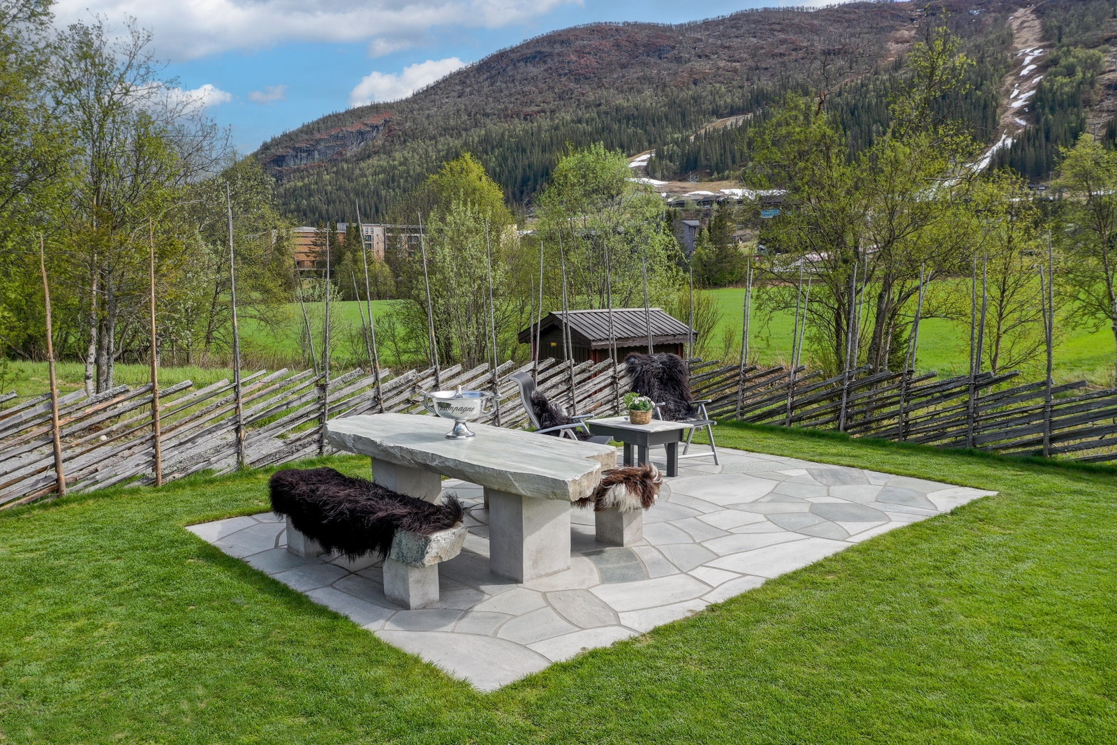 2 av 3 opparbeidete utearealer/terrasser Galleribilde