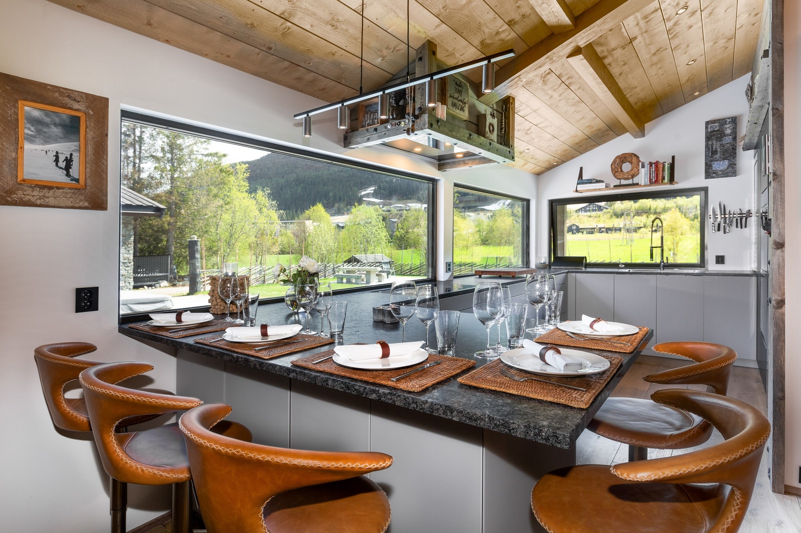 Spiseplass til fem på kjøkkenøy Galleribilde