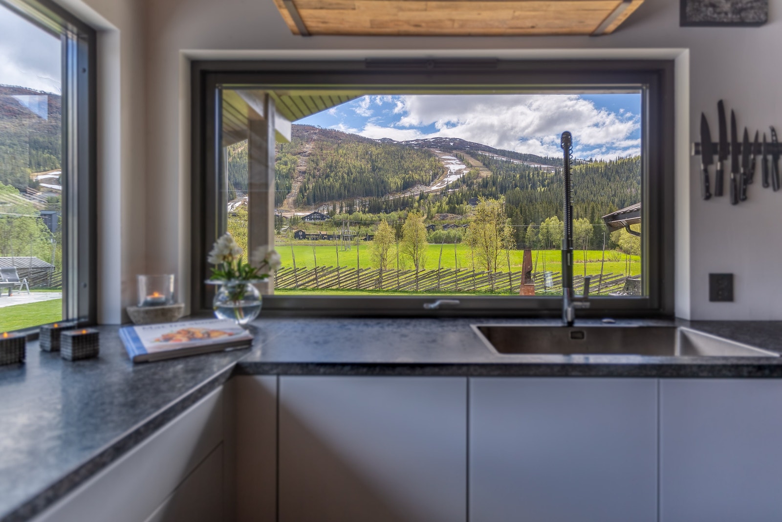 Utsikt mot skibakken fra kjøkkenet Galleribilde