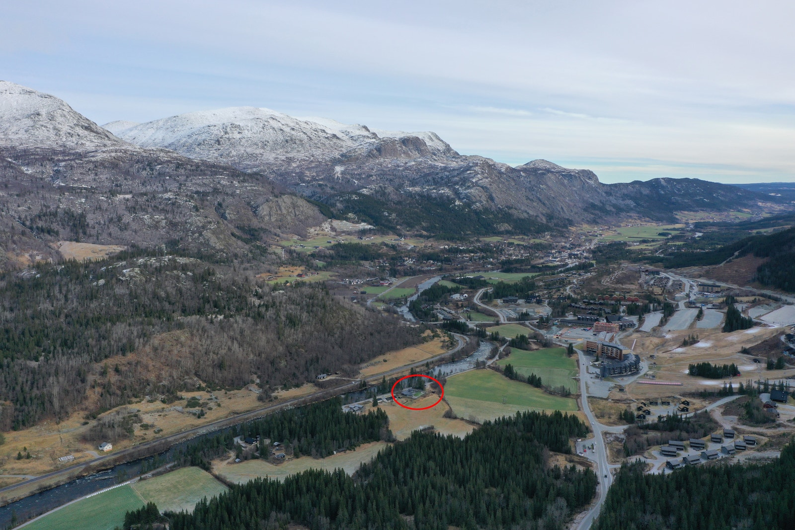 Sentralt lokalisert nærme skianlegget, og med flott, opplyst gangvei til sentrum (2.5km). Galleribilde