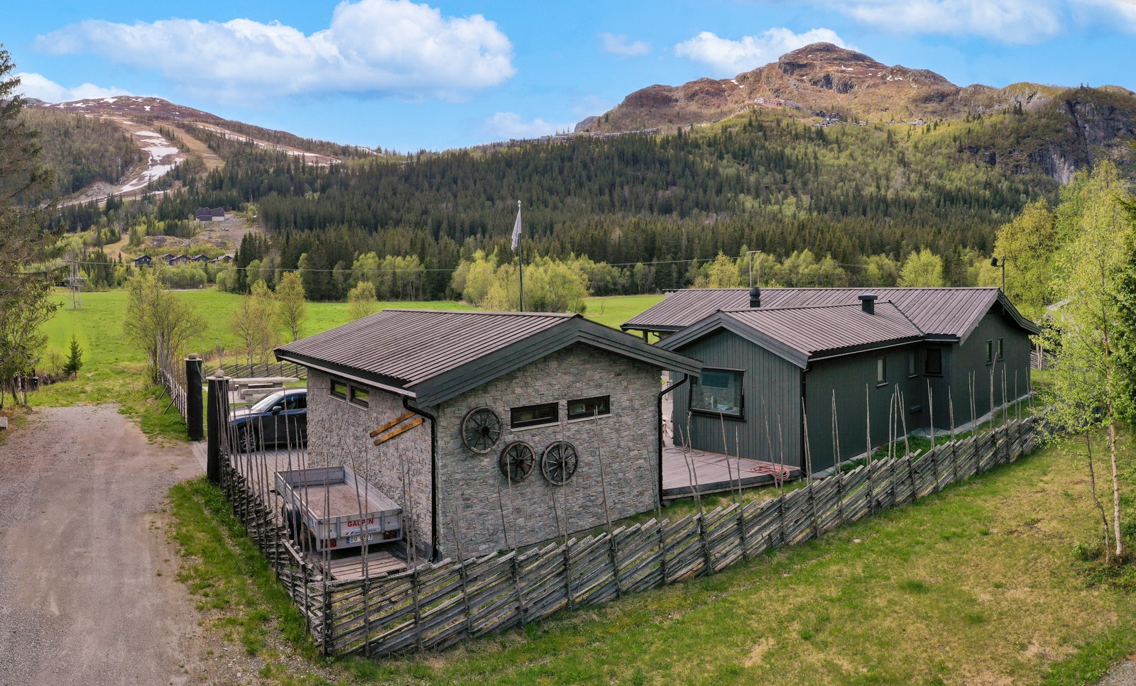 Stor garasje med ekstra takhøyde Galleribilde