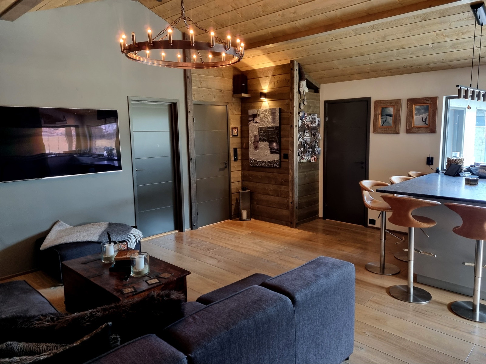 Loungeområde med åpen kjøkkenløsning - sofagruppe med TV (65 tommer) Galleribilde