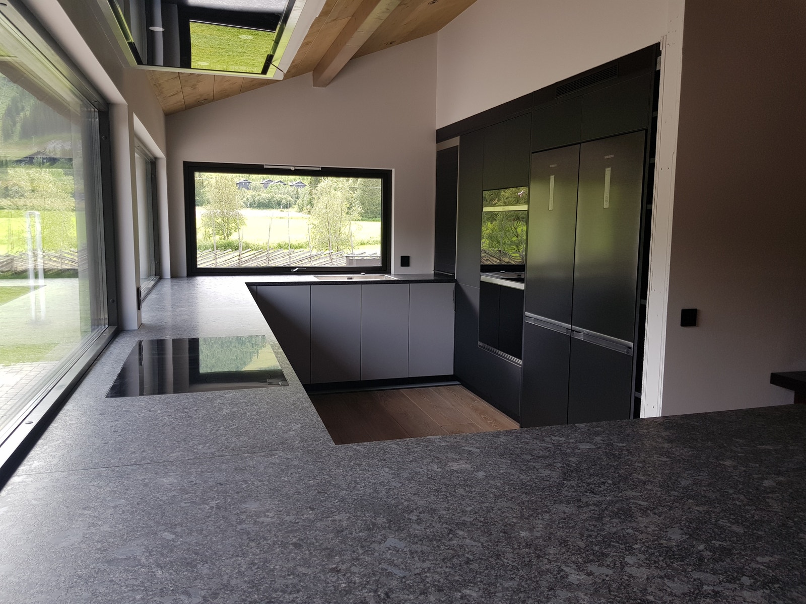 Stort og eksklusivt kjøkken med to ovner, ekstra stor induksjonstopp, to kombiskap kjøl/frys og mye skapplass Galleribilde