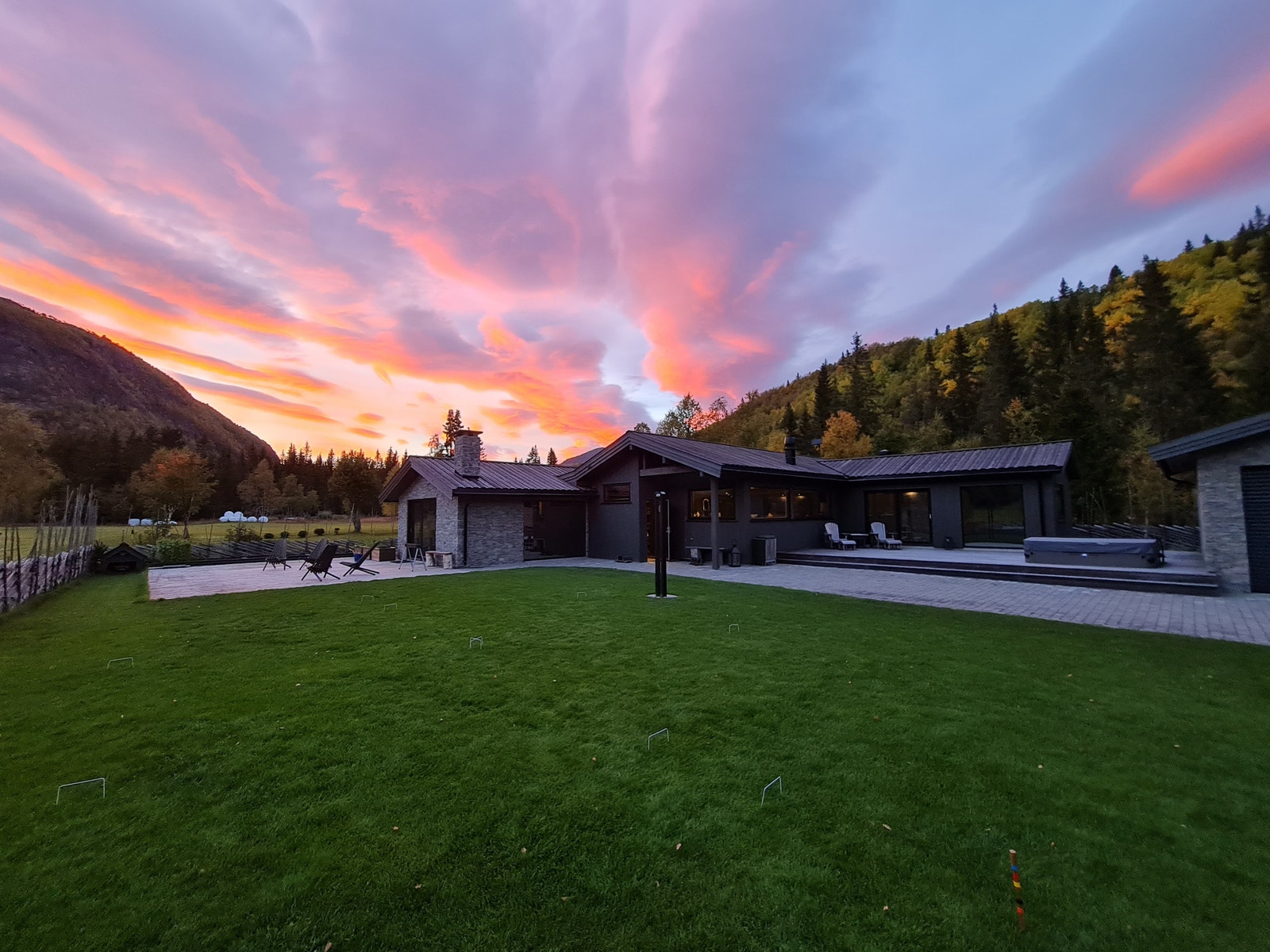 Gode solforhold - solnedgang mot Grøndalen om sommeren Galleribilde