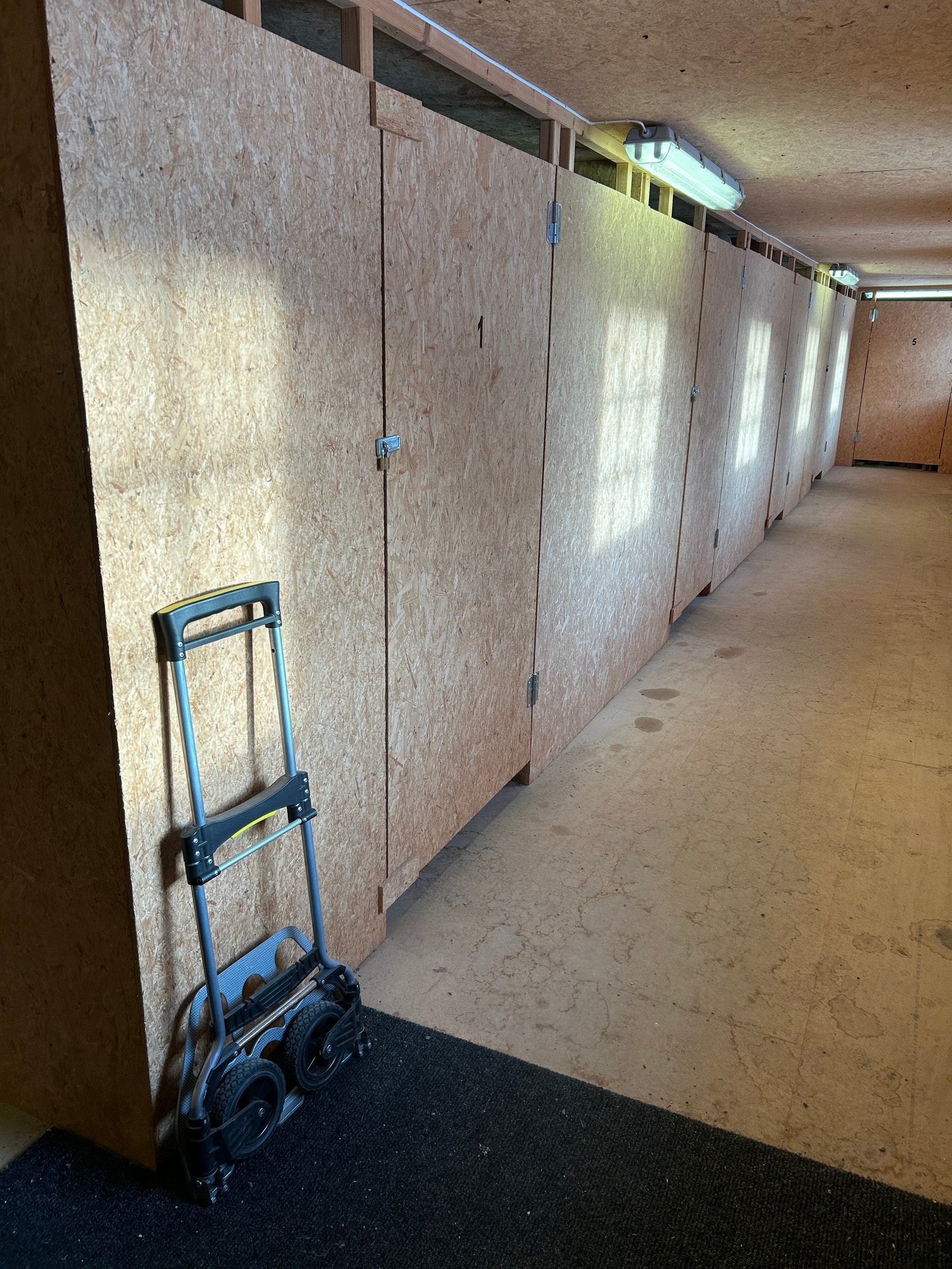 Tralle til å flytte gjenstander står klar Galleribilde