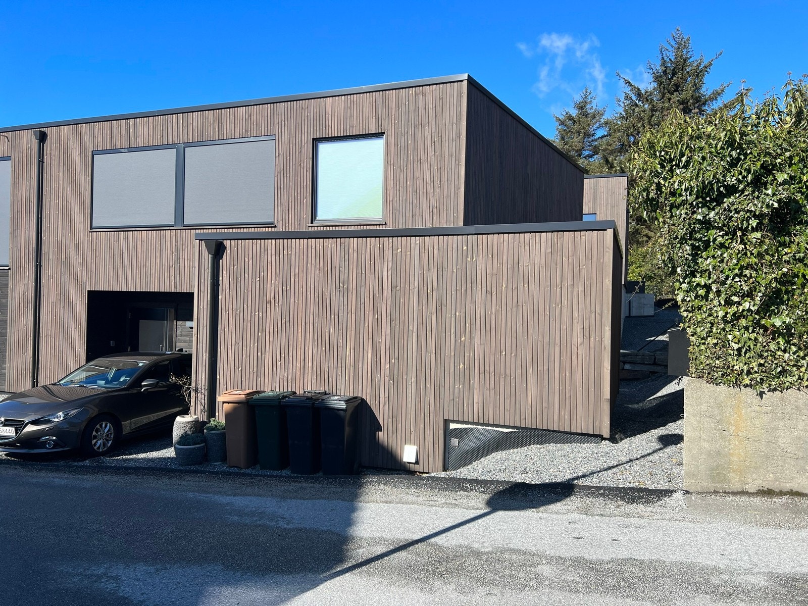 Egen ingang på baksiden av huset. Her er det også en utegruppe som kan benyttes Galleribilde