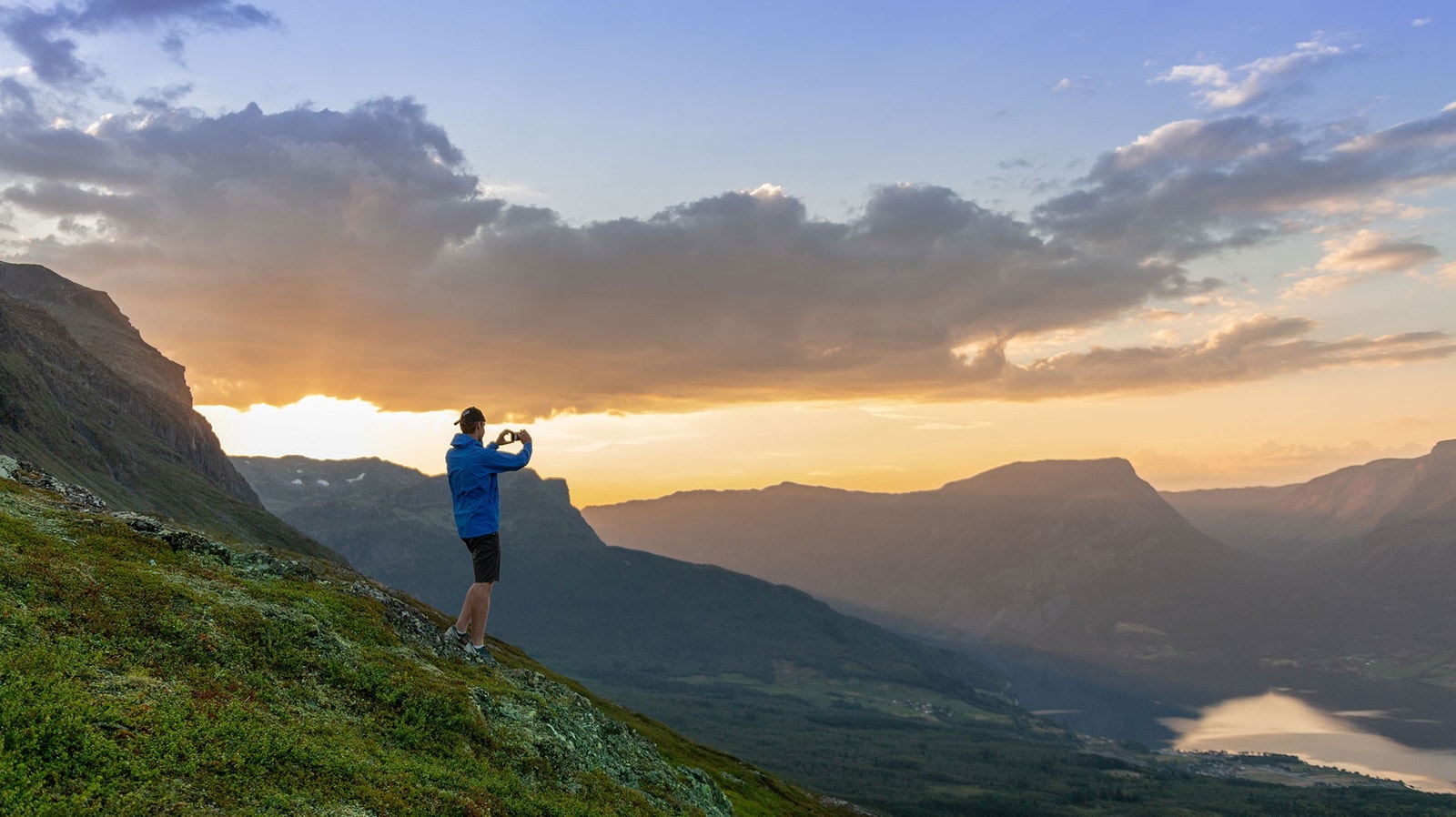 Solnedgang på Farli, ein av mange lett tilgjengelege kveldsturar frå bygda. Galleribilde