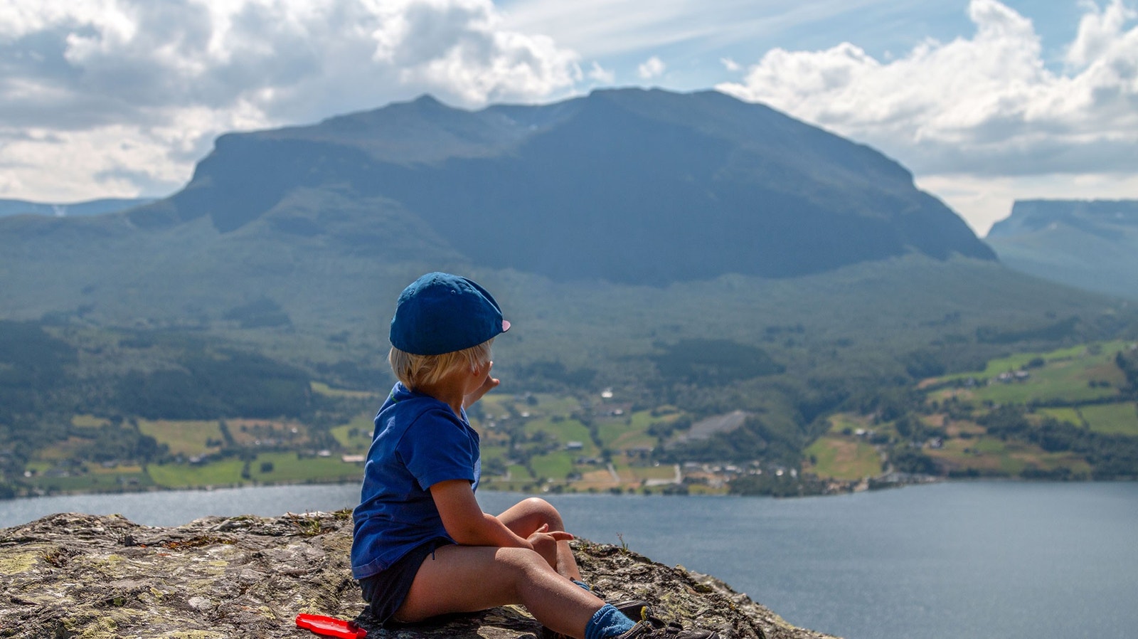 Her er eit glimt frå eit familievennleg turmål på Vennis, med utsyn mot Grindane. Galleribilde