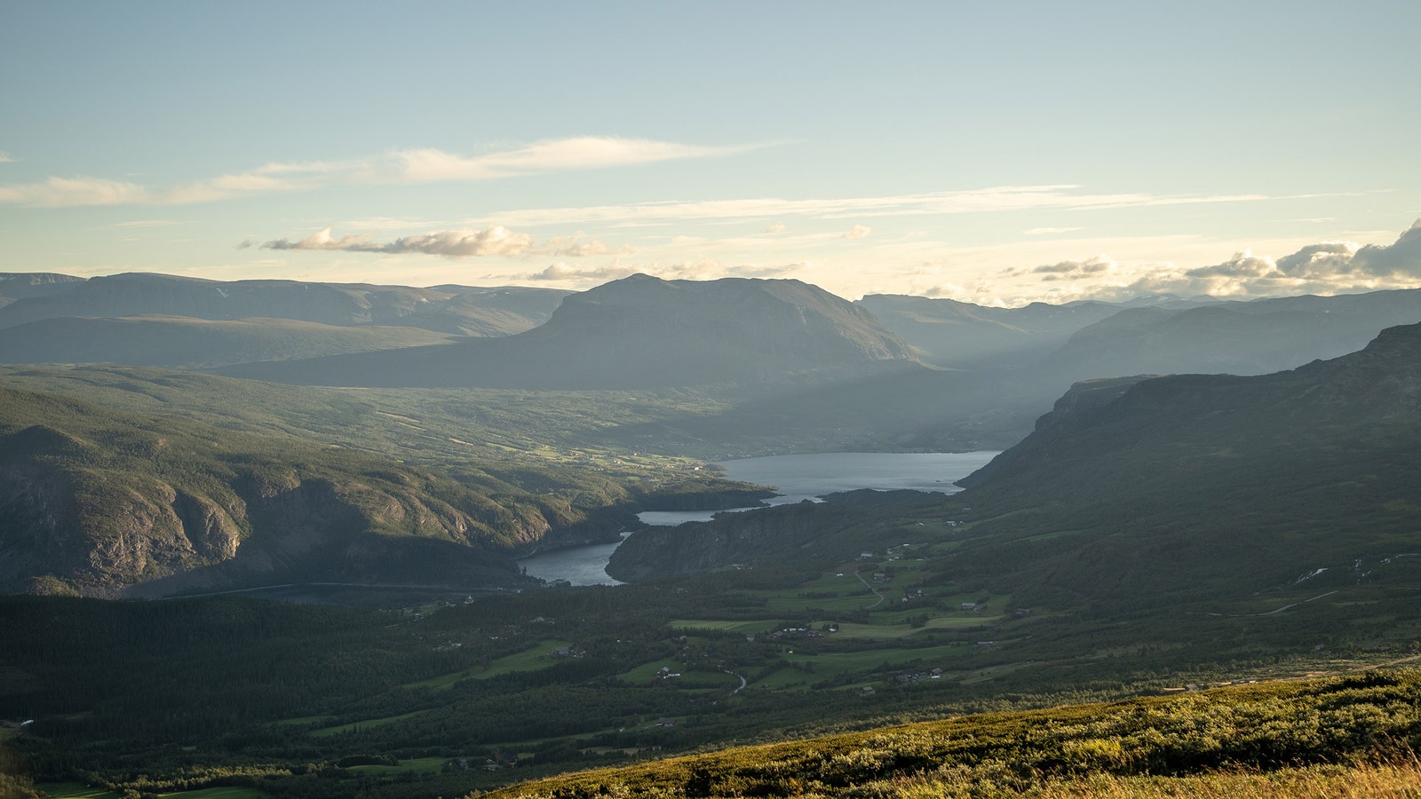 Utsyn mot Vang sentrum og Klukkargrende frå Slettefjellet. Flott turterreng på alle kantar. Galleribilde