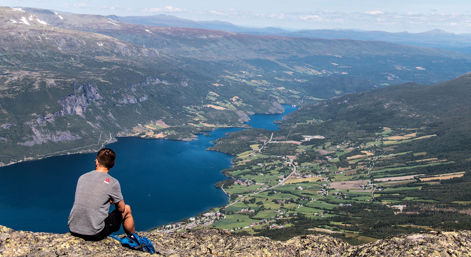 Utsyn frå bygdefjellet Grindane ned på bygda og Klukkargrende. Galleribilde