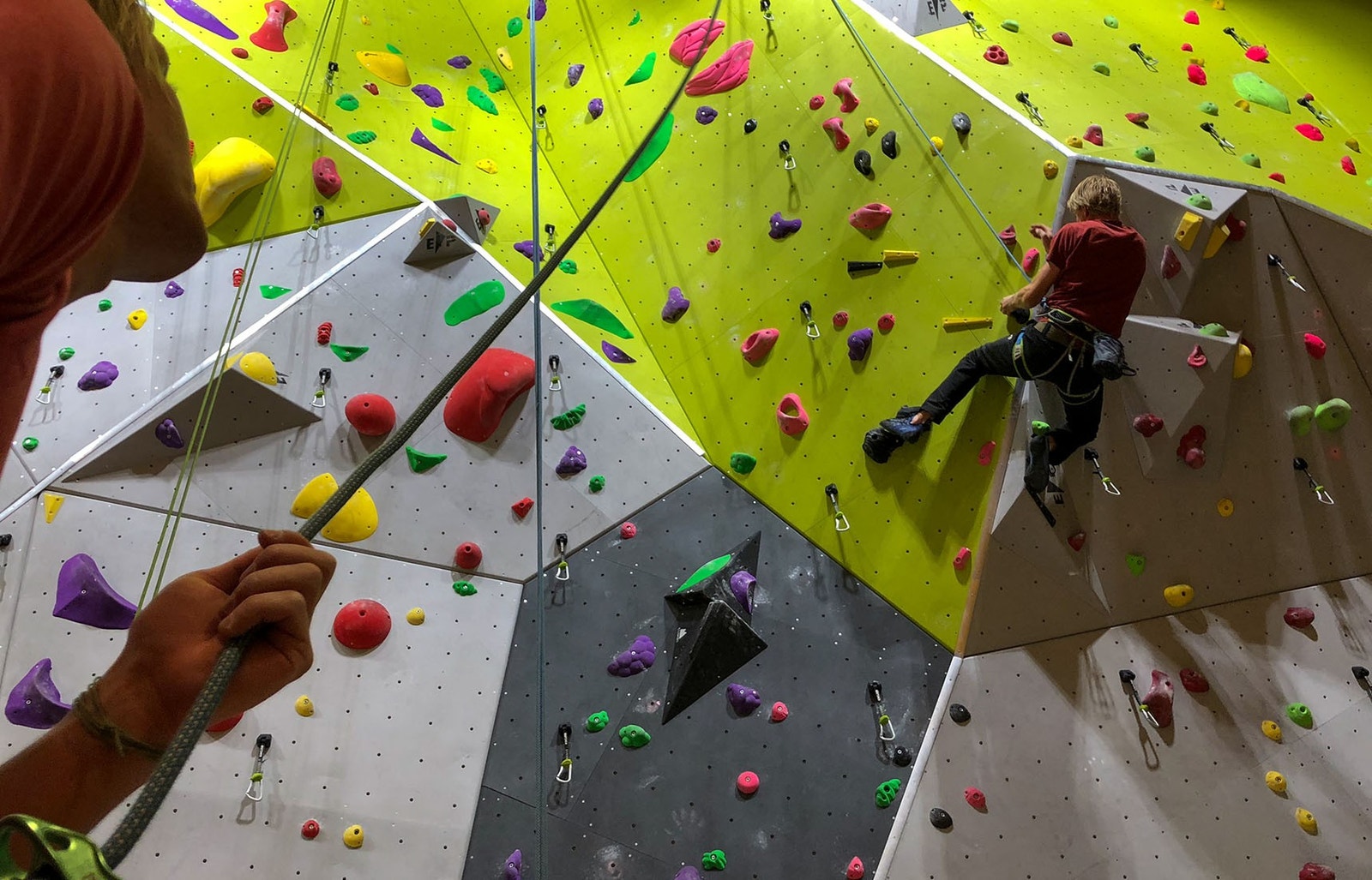 Inne i Vangshallen finn du ein strøken klatrevegg, og bygda har eit aktivt klatremiljø. Galleribilde