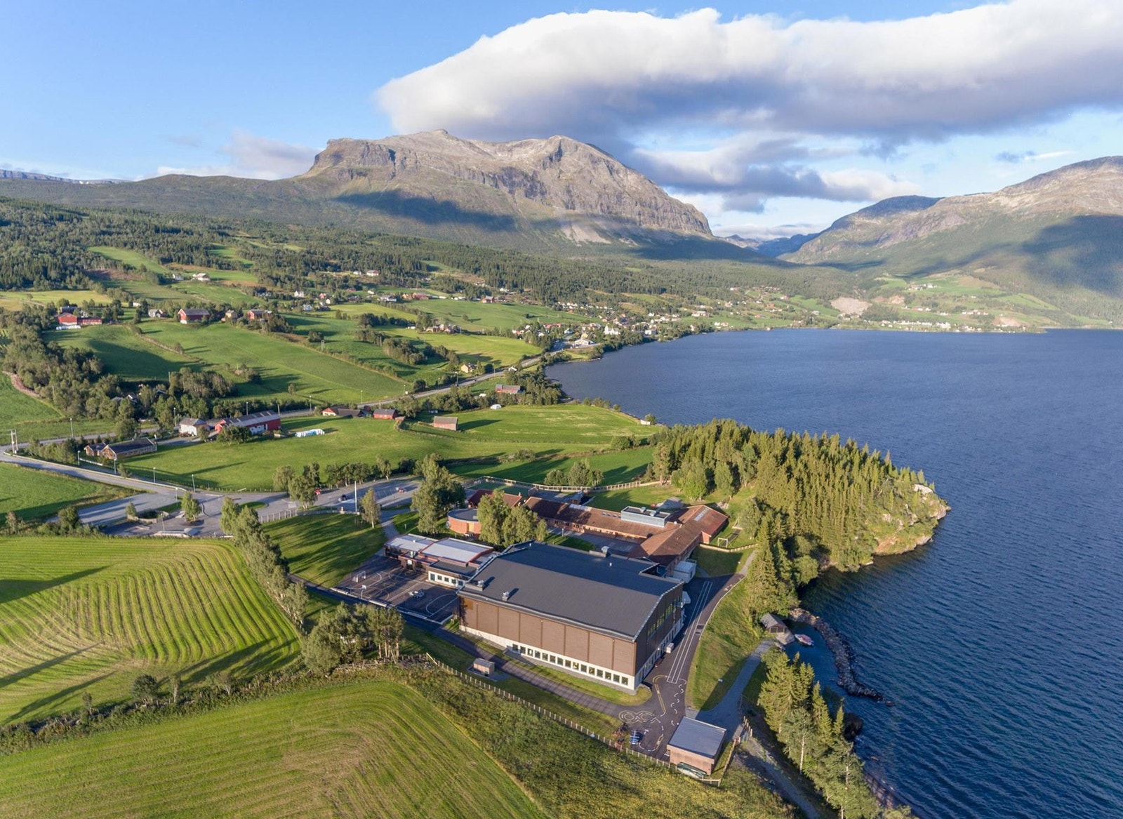 Vang barne- og ungdomsskule og den nye Vangshallen opna for nokre få år sidan. Hit går du på 10 minutt frå huset i Klukkargrende. Galleribilde