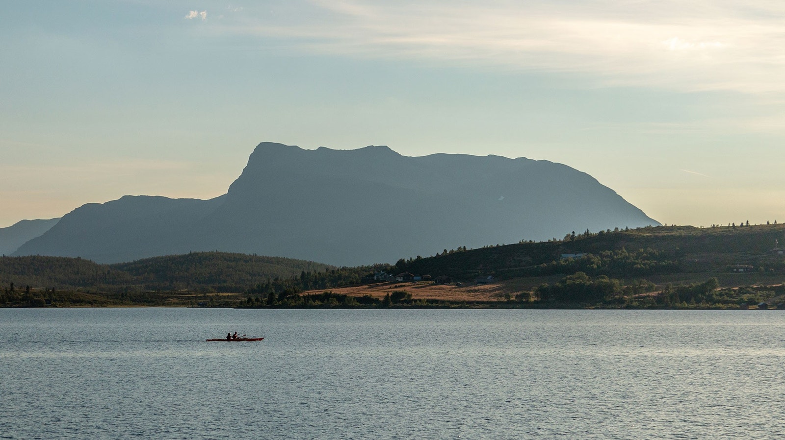 Padling på Nørre Syndin, eitt av mange fjellvatn som ligg ein kort køyretur unna. Galleribilde