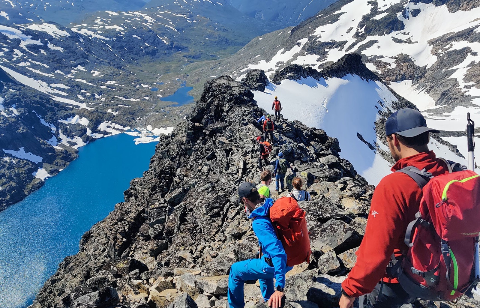 Stortoppane i Jotunheimen er berre ein kort køyretur unna. Galleribilde