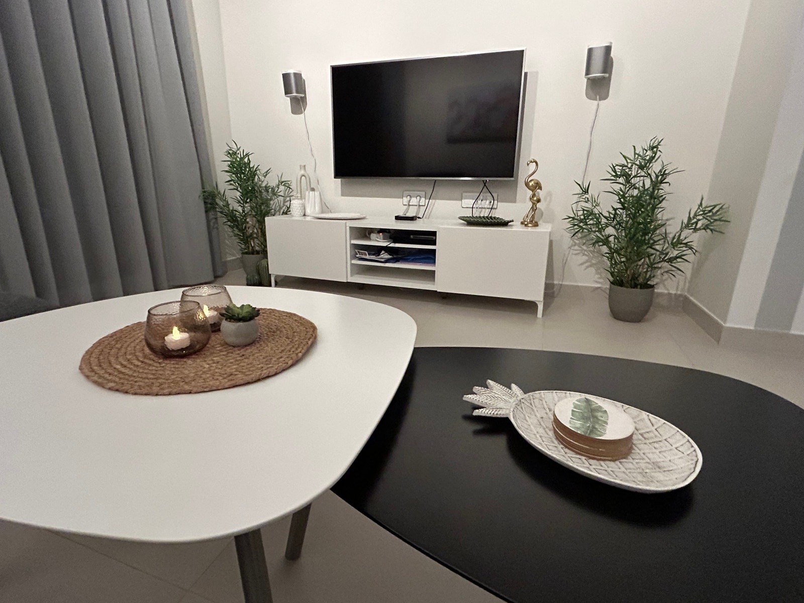 Tv med norske og internasjonale kanaler. Det er Playstation 3 også. I tillegg finner du litt spill, kort og bøker i skuffene til TV benken. Det er også Sonos anlegg som du kan koble deg til for å spille musikk. Det er bredbånd internett i leiligheten. Galleribilde