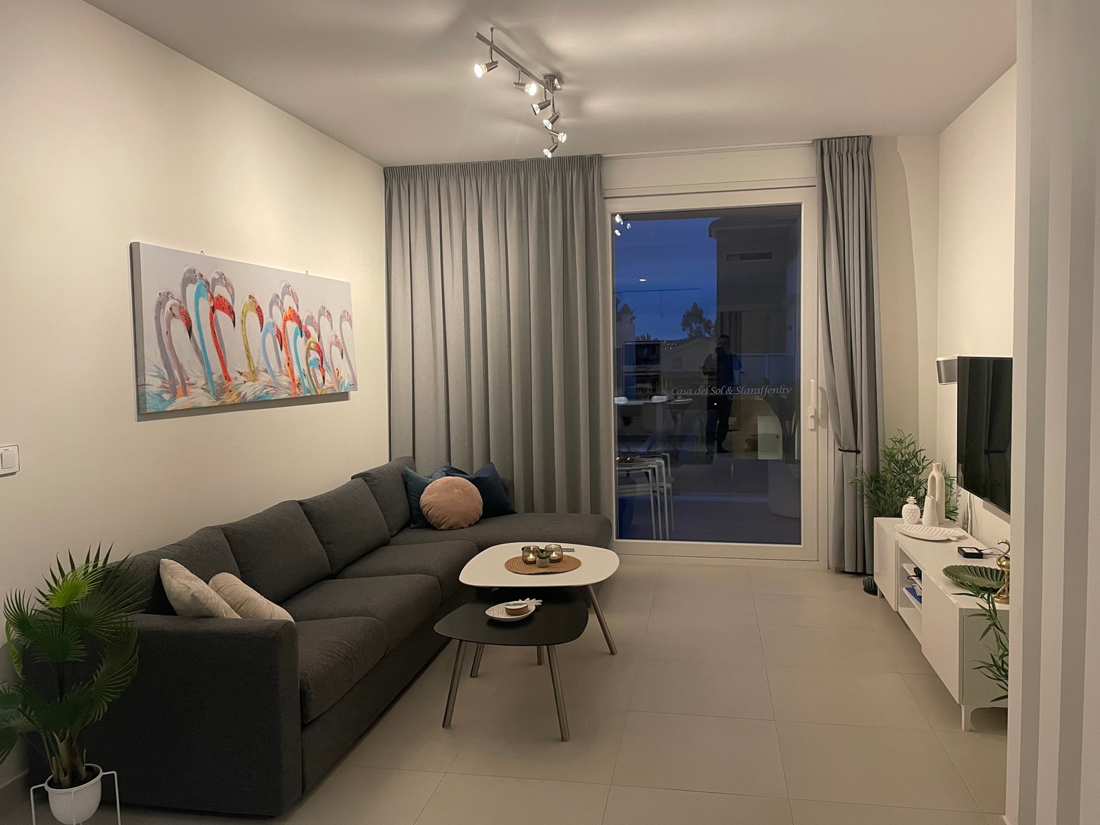 Kveldsstemning i stua. Dør ut til balkongen. Galleribilde