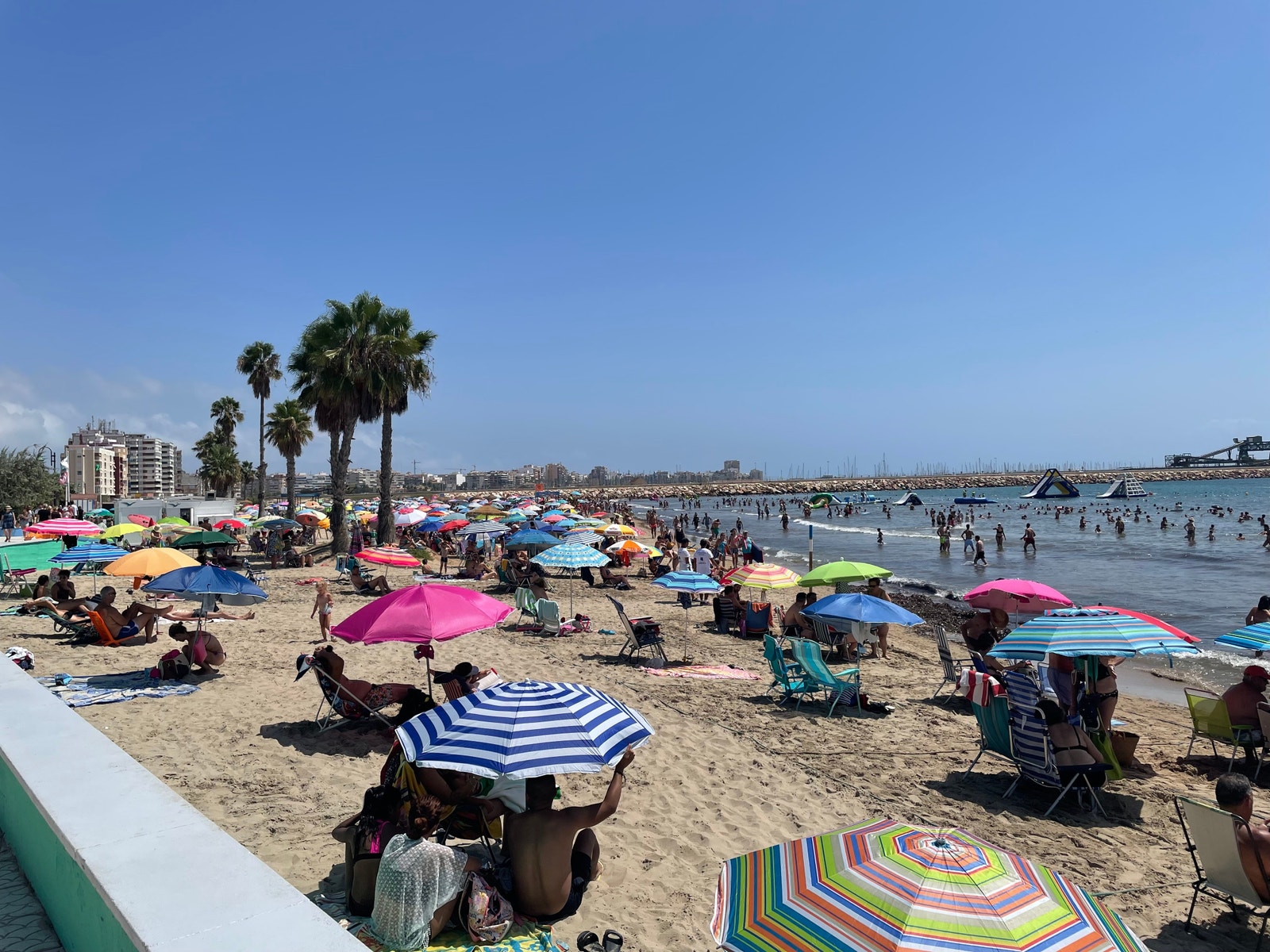 På Playa de Naufragos er det også vannleker for barna om sommeren ute i havet. Her er det badevakter, standbar og toalett. Her kan du også leie solsenger. Galleribilde
