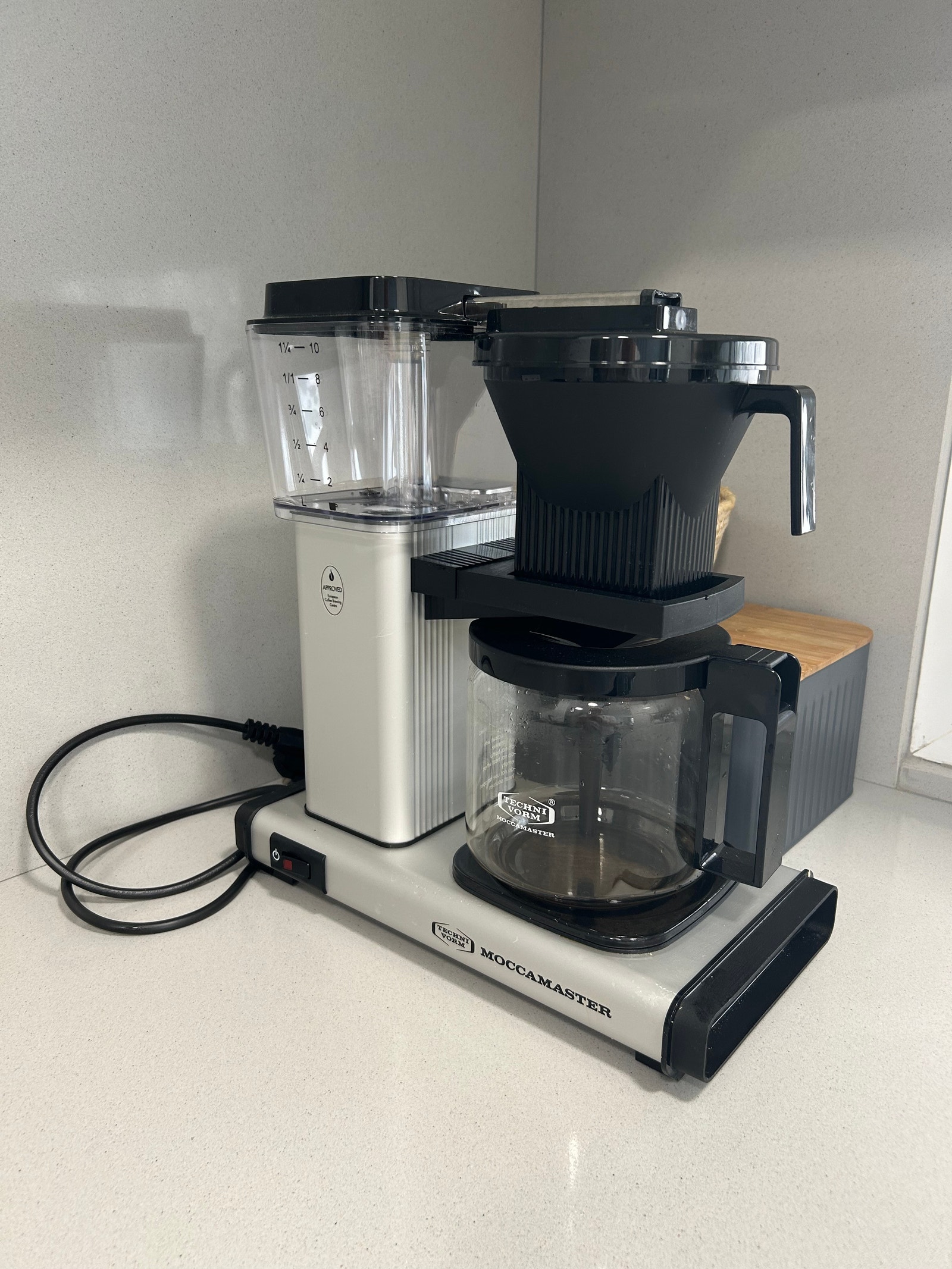 Moccamaster kaffetrakter. I tillegg har vi vannkoker, toastjern, brødrister med mer i skapet under kjøkkenbenken. Galleribilde